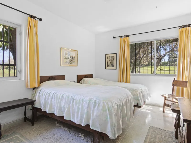 This charming single-storey villa presents a rare opportunity to create a truly special home in one of the most prestigious areas of Guadalmina Baja. Set on a generous 813m² plot, the property enjoys a unique and tranquil position as one of just four hous