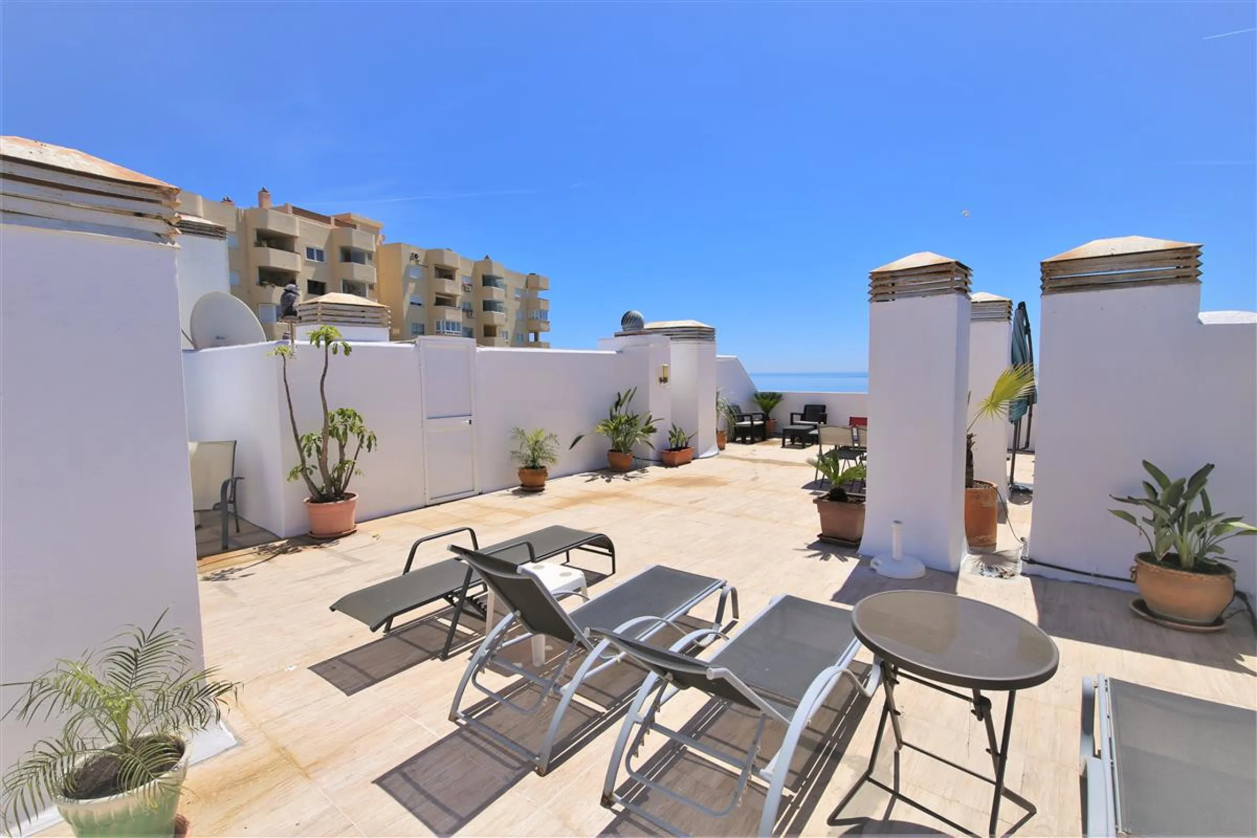 Apartment - Penthouse в продаже в Estepona, Málaga. В доме 2 спален и 2 ванных комнат. Площадь дома 102 м². Площадь участка 108 м²