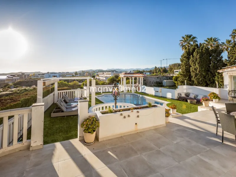 Fully detached impressive home.