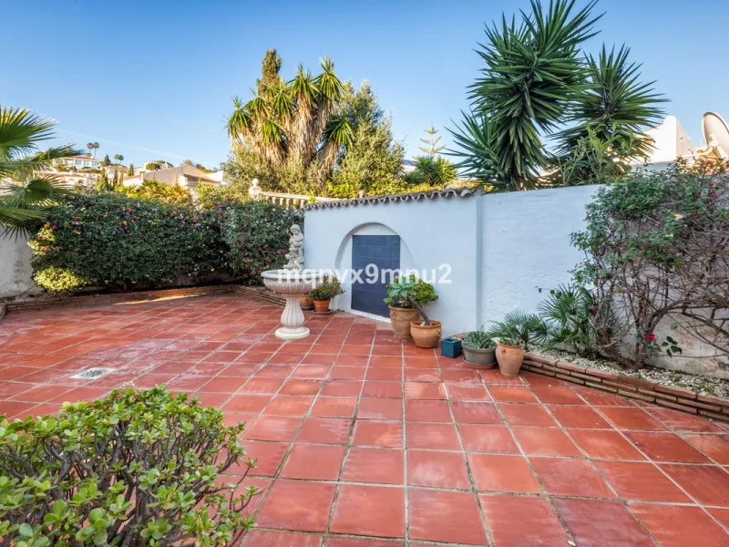 Fully detached impressive home.
