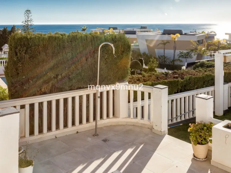 Fully detached impressive home.