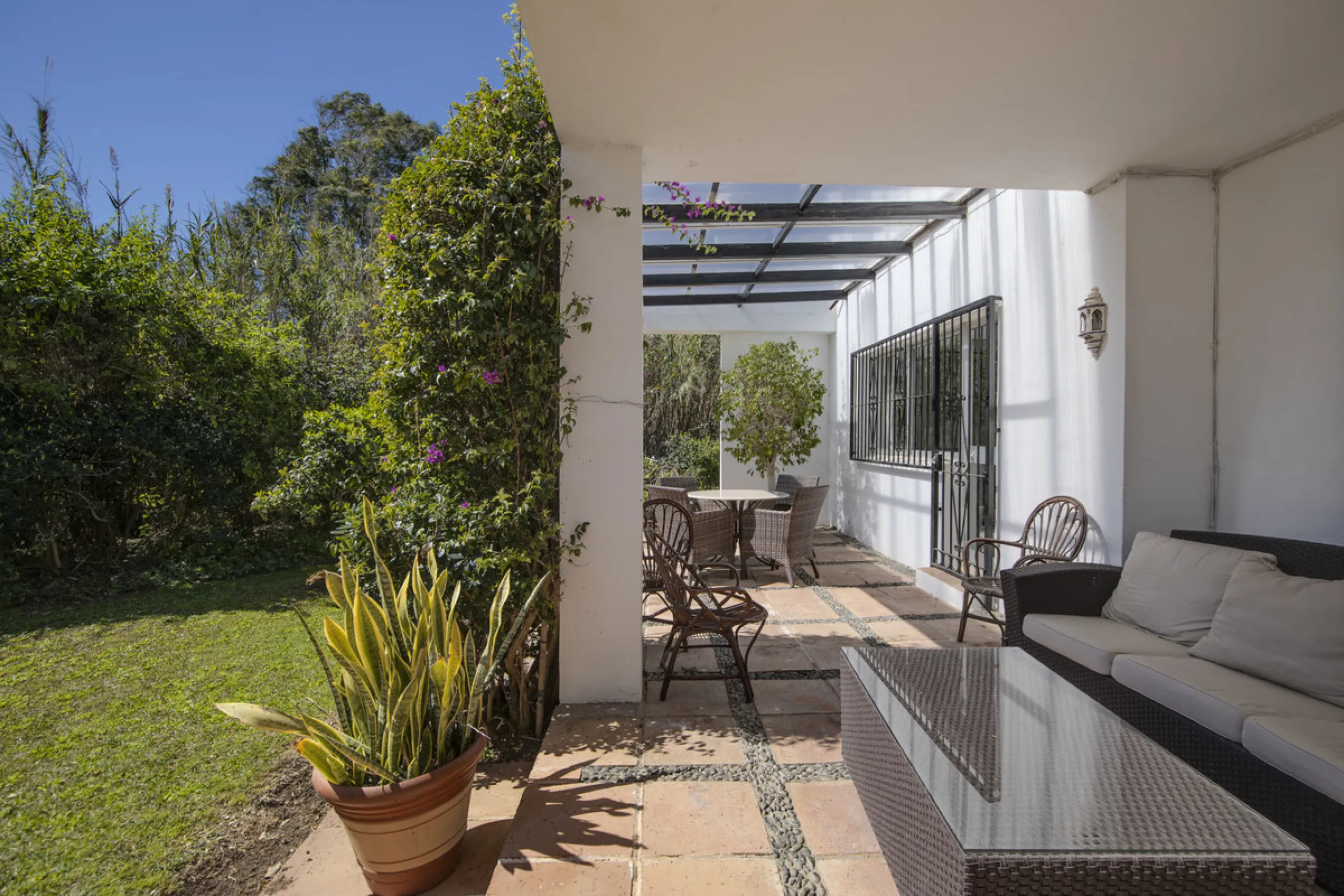 This charming single-storey villa presents a rare opportunity to create a truly special home in one of the most prestigious areas of Guadalmina Baja. Set on a generous 813m² plot, the property enjoys a unique and tranquil position as one of just four hous