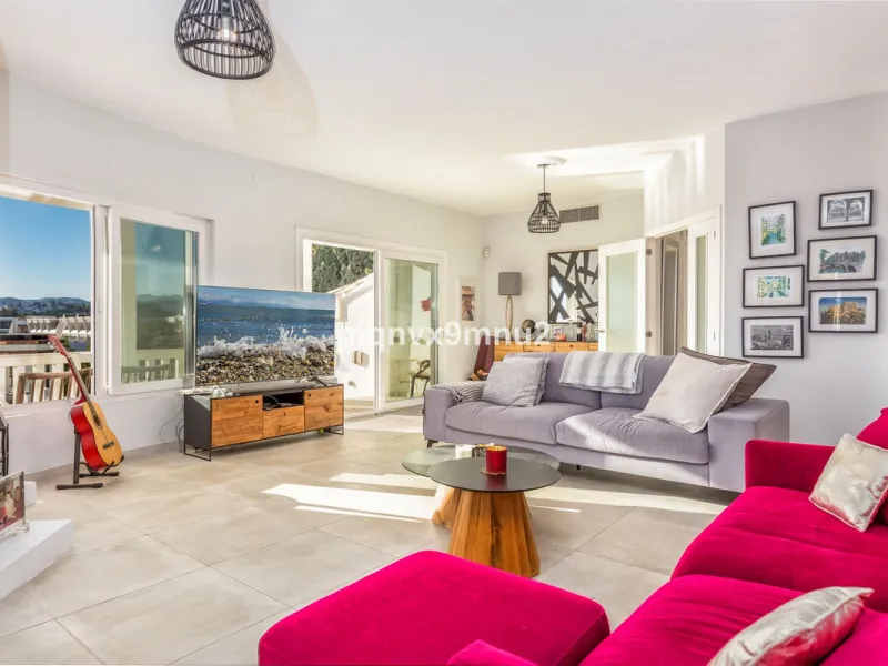 Fully detached impressive home.