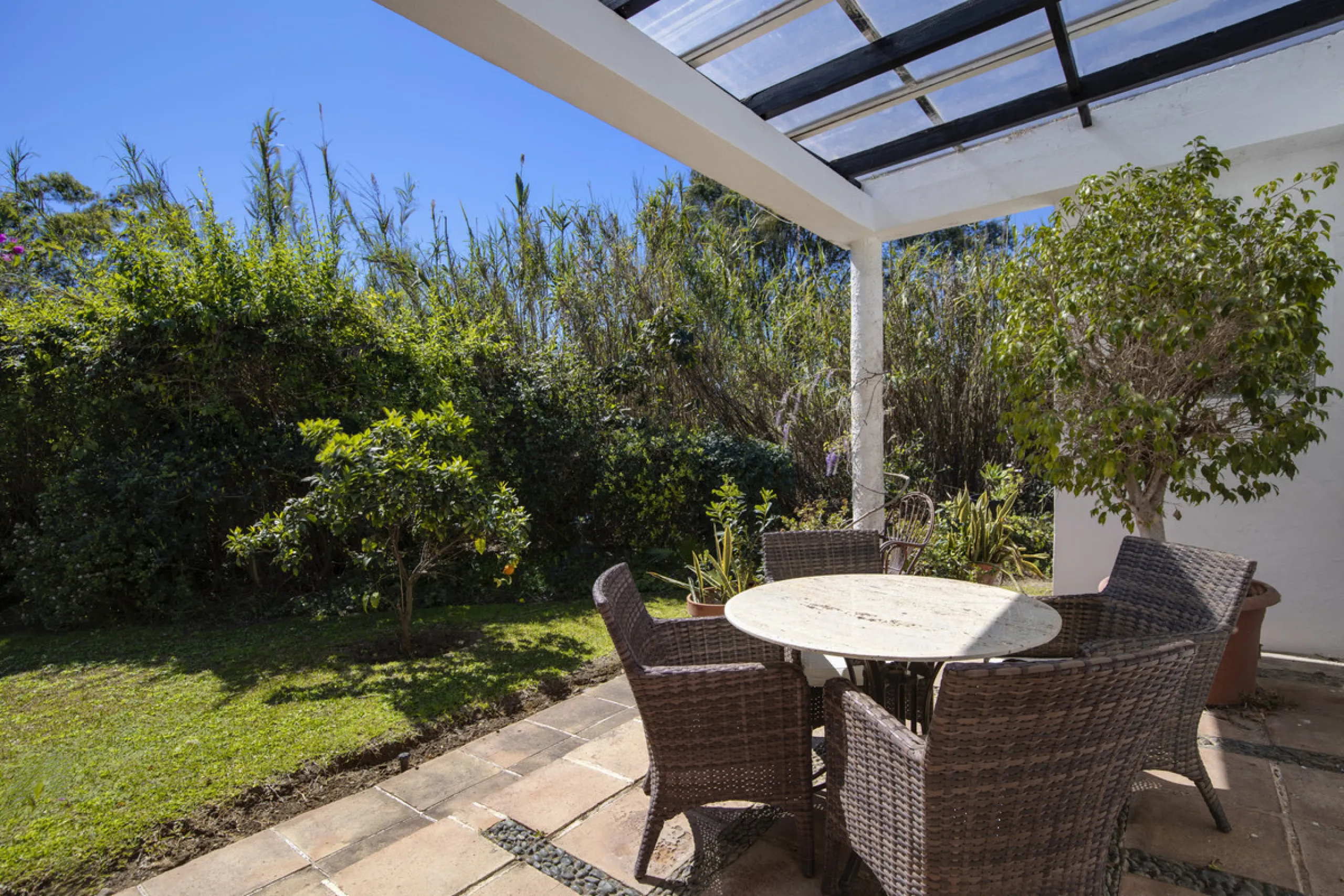 This charming single-storey villa presents a rare opportunity to create a truly special home in one of the most prestigious areas of Guadalmina Baja. Set on a generous 813m² plot, the property enjoys a unique and tranquil position as one of just four hous