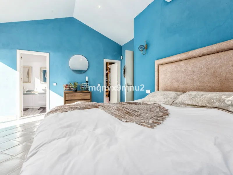 Fully detached impressive home.