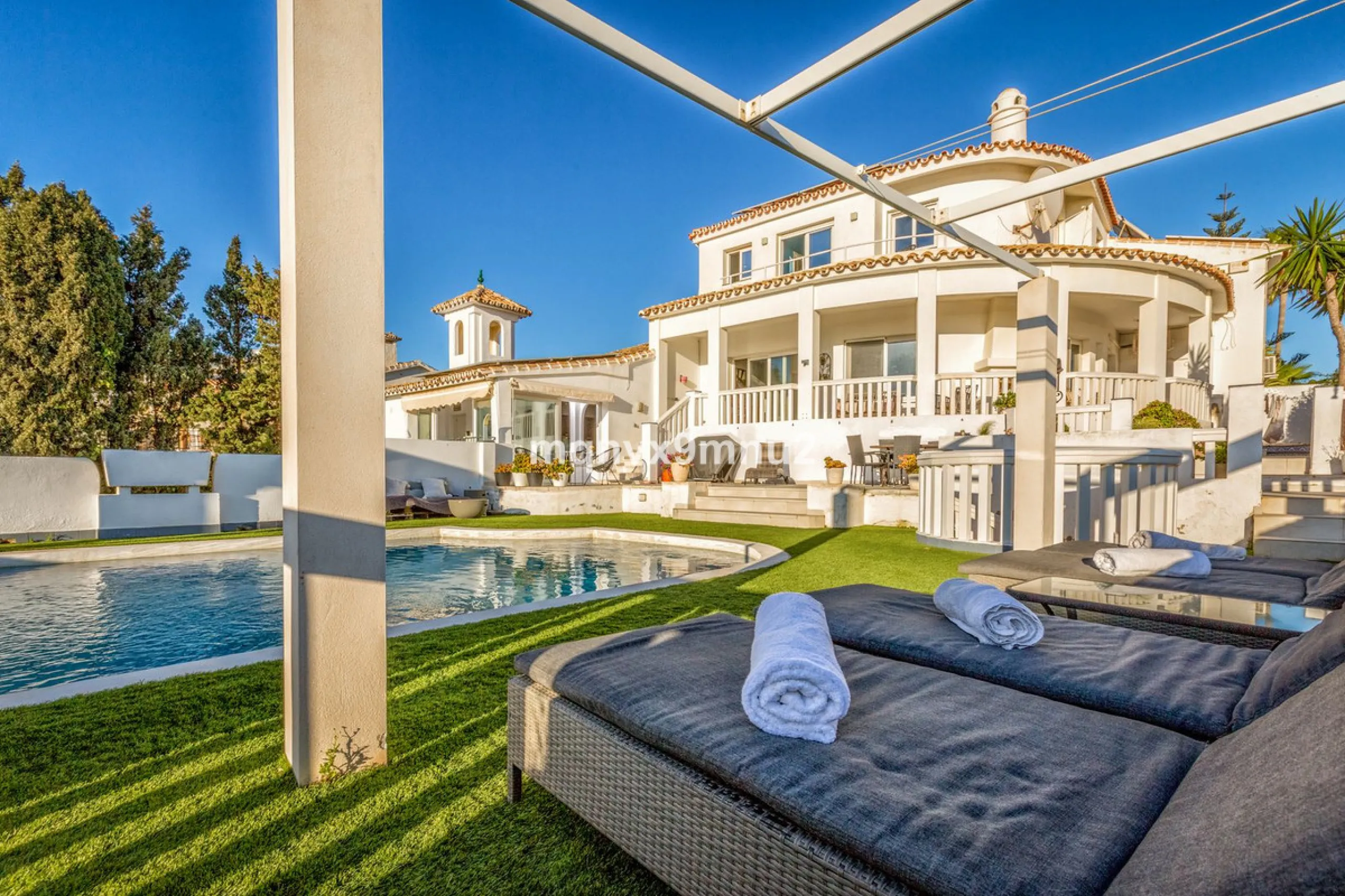 Fully detached impressive home.