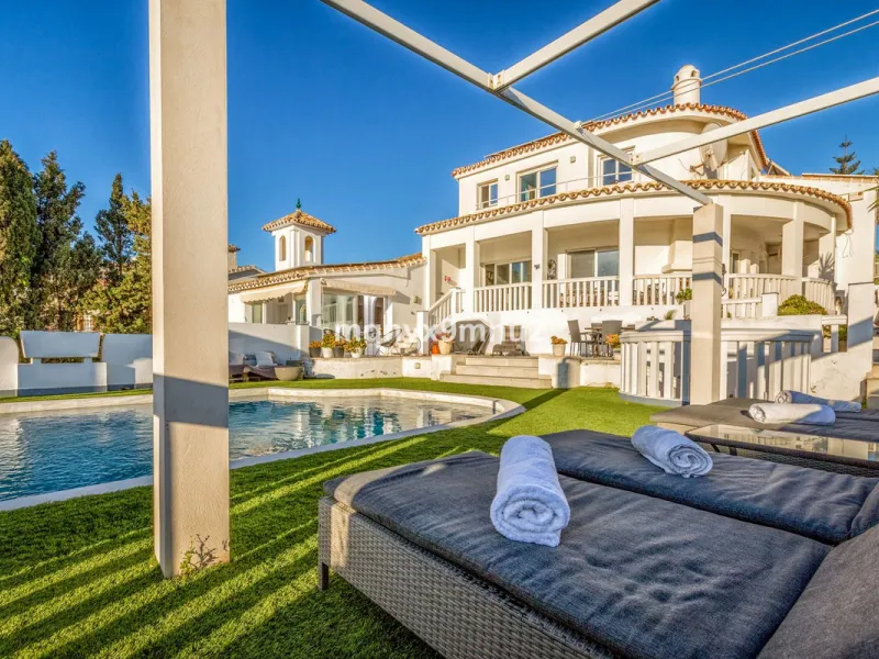 Fully detached impressive home.