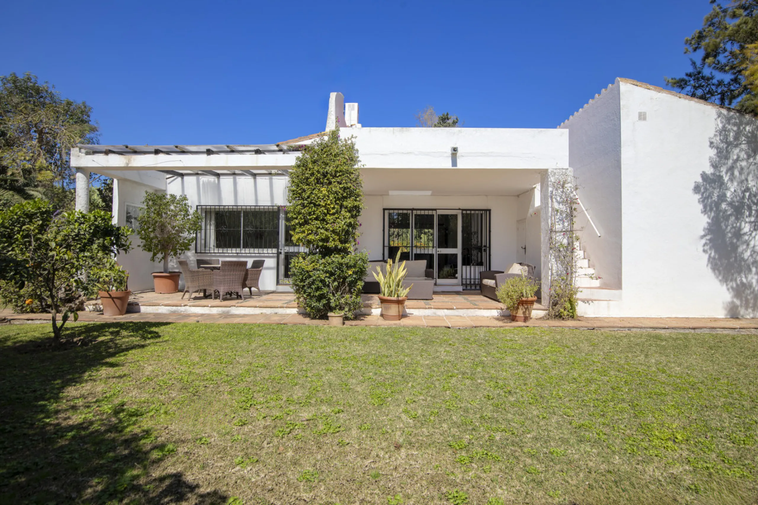 This charming single-storey villa presents a rare opportunity to create a truly special home in one of the most prestigious areas of Guadalmina Baja. Set on a generous 813m² plot, the property enjoys a unique and tranquil position as one of just four hous