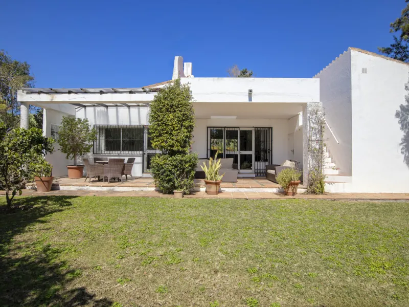 This charming single-storey villa presents a rare opportunity to create a truly special home in one of the most prestigious areas of Guadalmina Baja. Set on a generous 813m² plot, the property enjoys a unique and tranquil position as one of just four hous