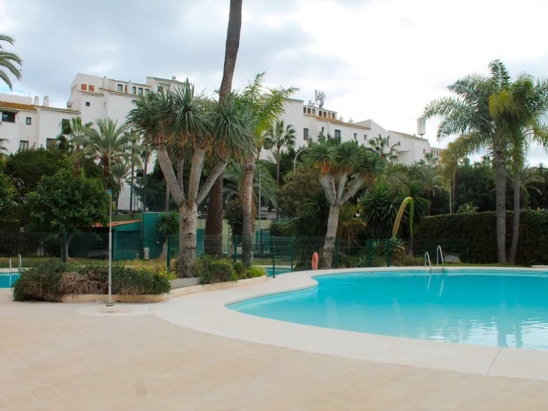 Fantastic fully refurbished penthouse  in the well known private urbanization Jardines del Puerto, second line of Puerto Banus so is walking distance to the beach, ammenities and the Port. Tis Property has 208 m2 built and 55 m2 of terrace with partial se