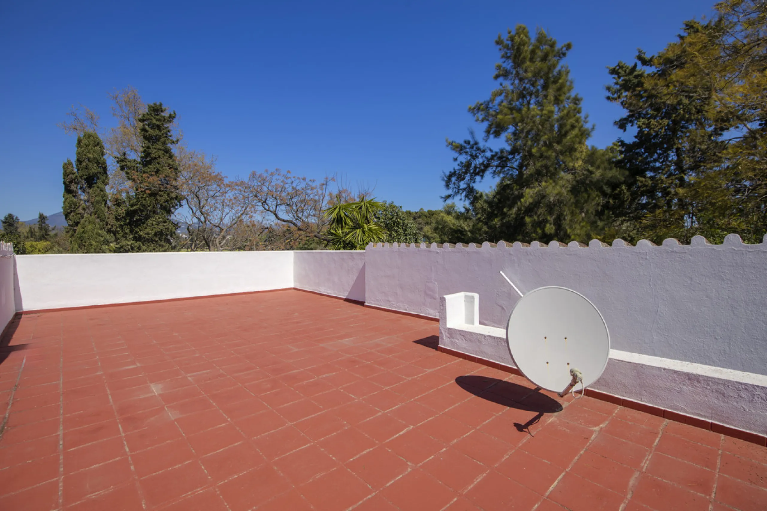 This charming single-storey villa presents a rare opportunity to create a truly special home in one of the most prestigious areas of Guadalmina Baja. Set on a generous 813m² plot, the property enjoys a unique and tranquil position as one of just four hous