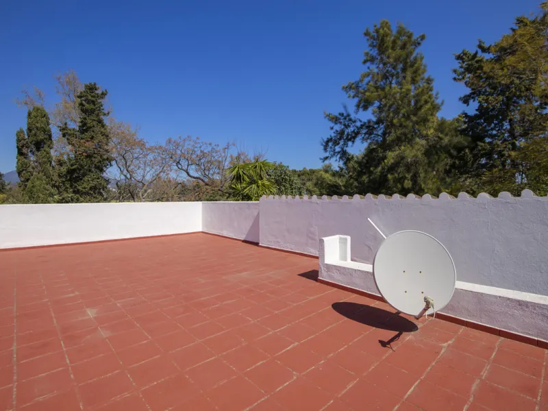 This charming single-storey villa presents a rare opportunity to create a truly special home in one of the most prestigious areas of Guadalmina Baja. Set on a generous 813m² plot, the property enjoys a unique and tranquil position as one of just four hous