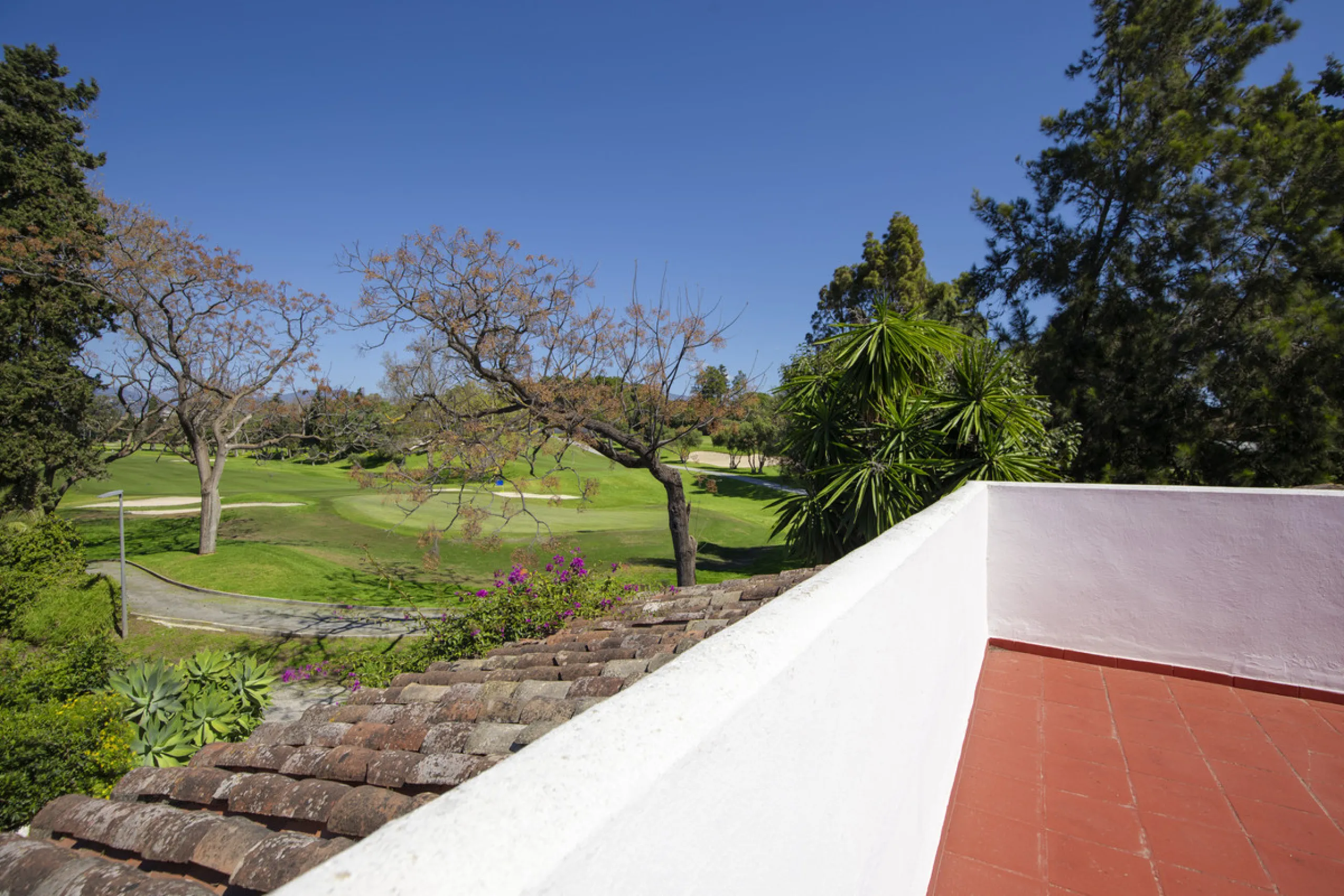 This charming single-storey villa presents a rare opportunity to create a truly special home in one of the most prestigious areas of Guadalmina Baja. Set on a generous 813m² plot, the property enjoys a unique and tranquil position as one of just four hous