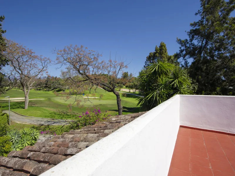 This charming single-storey villa presents a rare opportunity to create a truly special home in one of the most prestigious areas of Guadalmina Baja. Set on a generous 813m² plot, the property enjoys a unique and tranquil position as one of just four hous