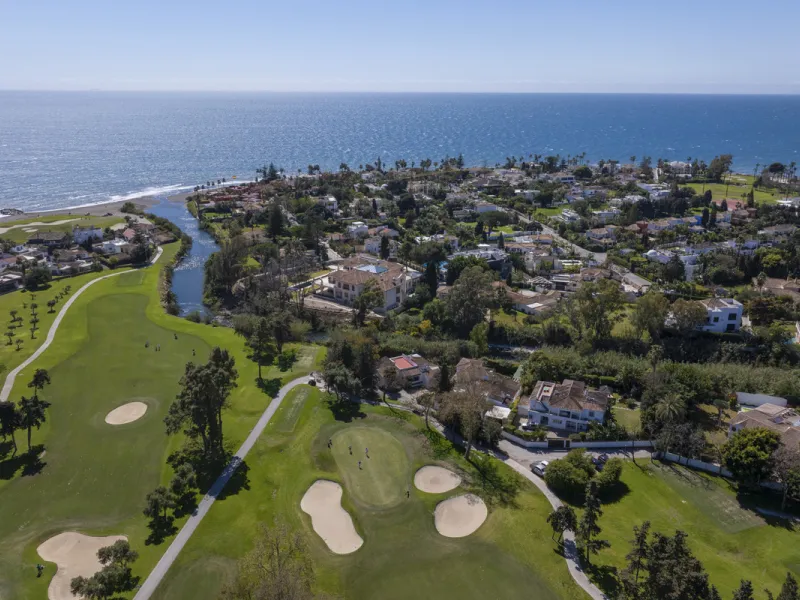This charming single-storey villa presents a rare opportunity to create a truly special home in one of the most prestigious areas of Guadalmina Baja. Set on a generous 813m² plot, the property enjoys a unique and tranquil position as one of just four hous