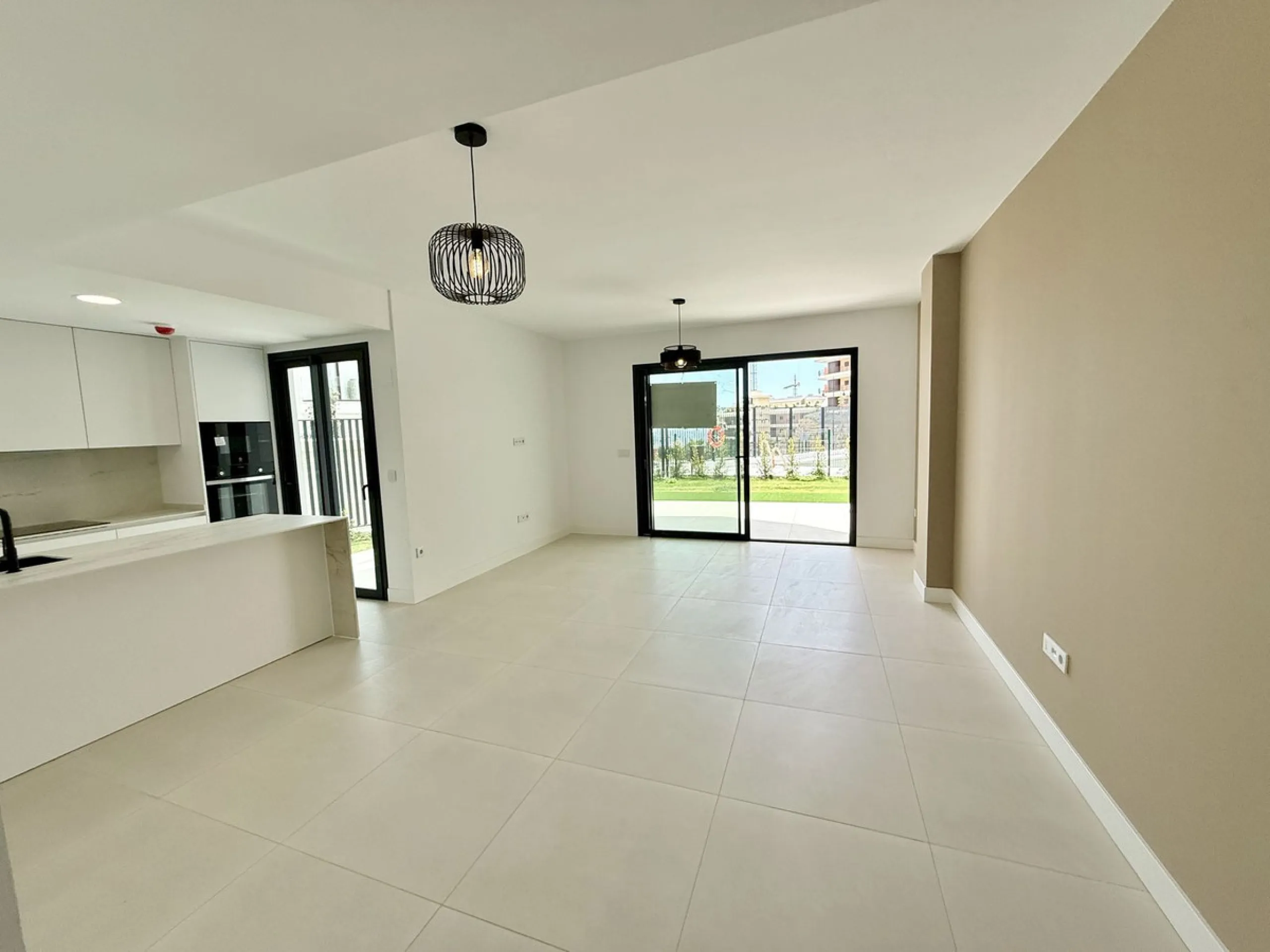 Just completed before Christmas, this brand-new corner ground-floor apartment offers a perfect blend of modern comfort and outdoor living in the heart of the Costa del Sol.