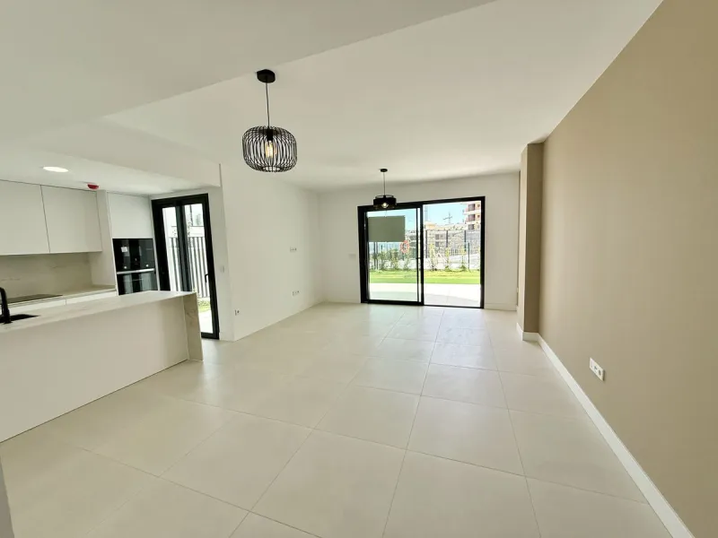 Just completed before Christmas, this brand-new corner ground-floor apartment offers a perfect blend of modern comfort and outdoor living in the heart of the Costa del Sol.