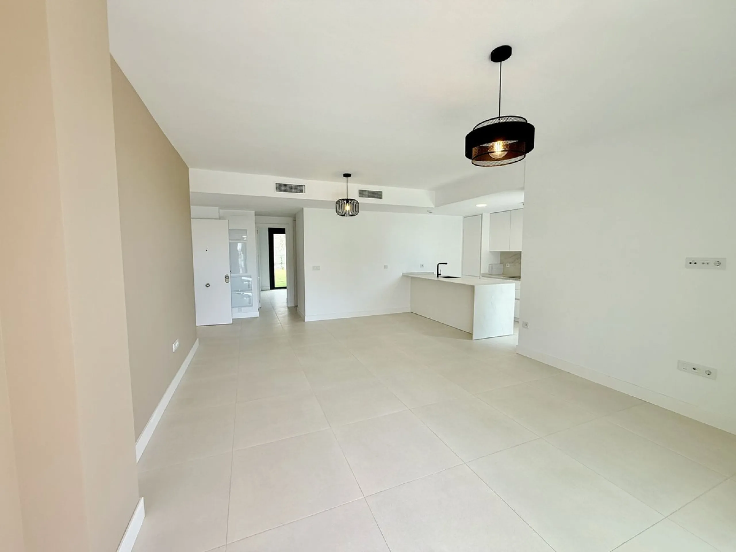 Just completed before Christmas, this brand-new corner ground-floor apartment offers a perfect blend of modern comfort and outdoor living in the heart of the Costa del Sol.