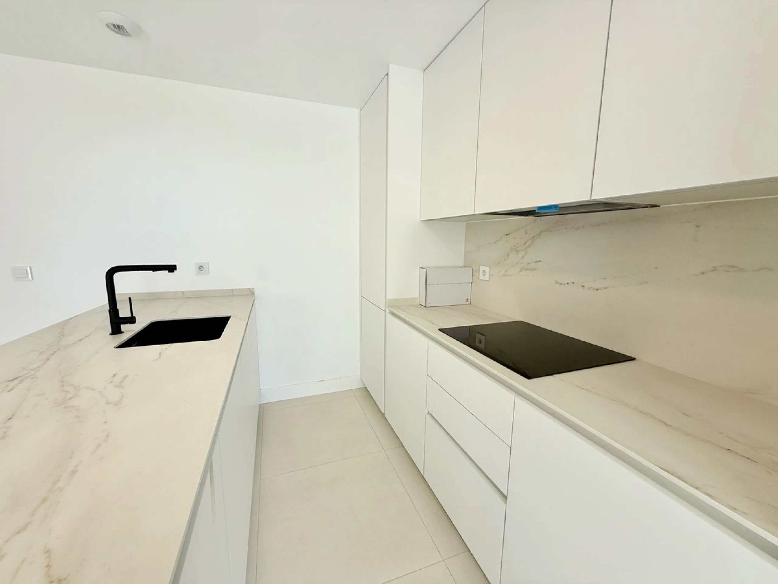 Just completed before Christmas, this brand-new corner ground-floor apartment offers a perfect blend of modern comfort and outdoor living in the heart of the Costa del Sol.