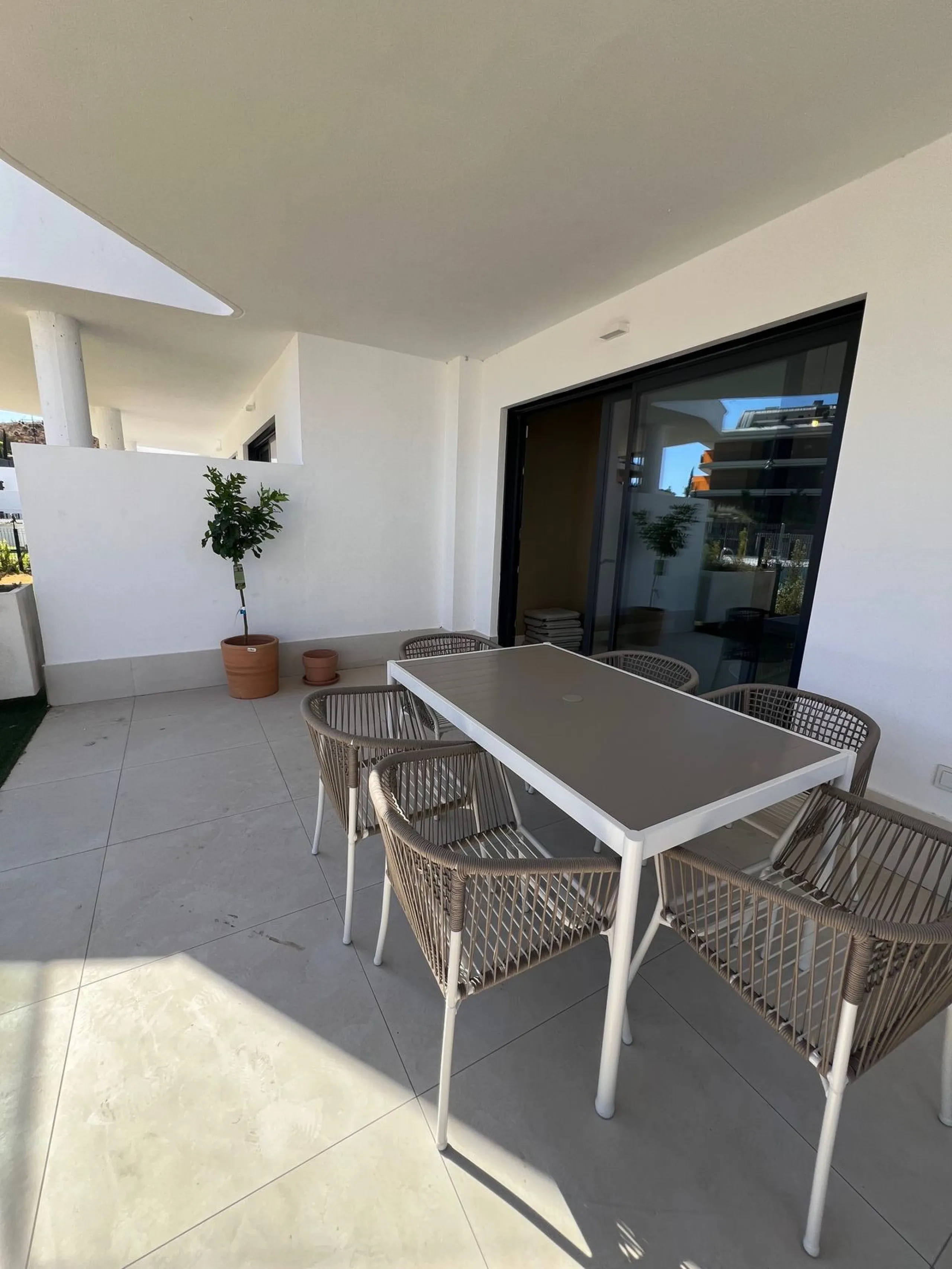 Just completed before Christmas, this brand-new corner ground-floor apartment offers a perfect blend of modern comfort and outdoor living in the heart of the Costa del Sol.
