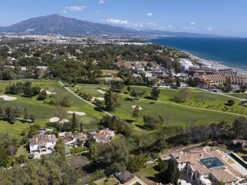 This charming single-storey villa presents a rare opportunity to create a truly special home in one of the most prestigious areas of Guadalmina Baja. Set on a generous 813m² plot, the property enjoys a unique and tranquil position as one of just four hous