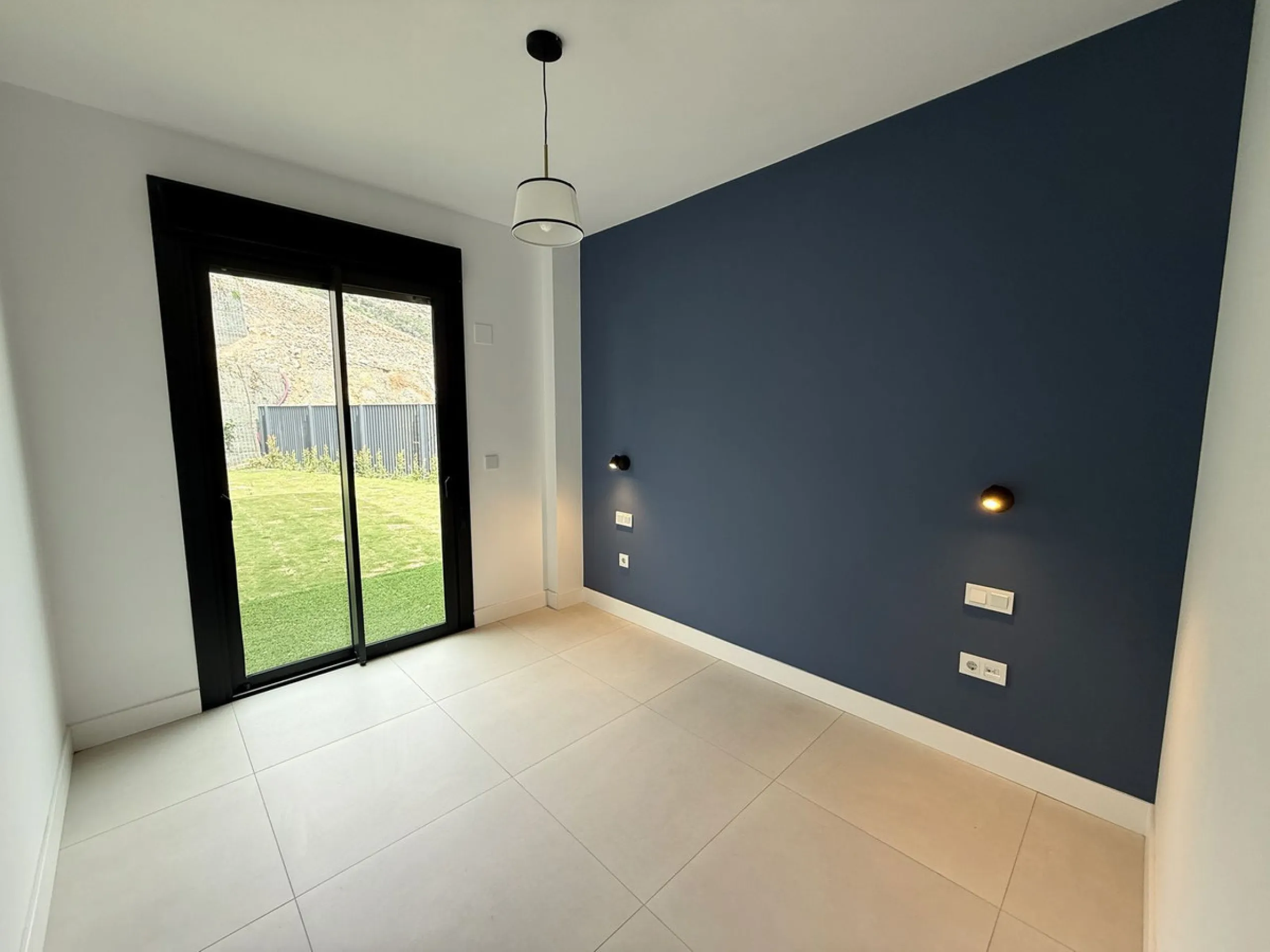 Just completed before Christmas, this brand-new corner ground-floor apartment offers a perfect blend of modern comfort and outdoor living in the heart of the Costa del Sol.