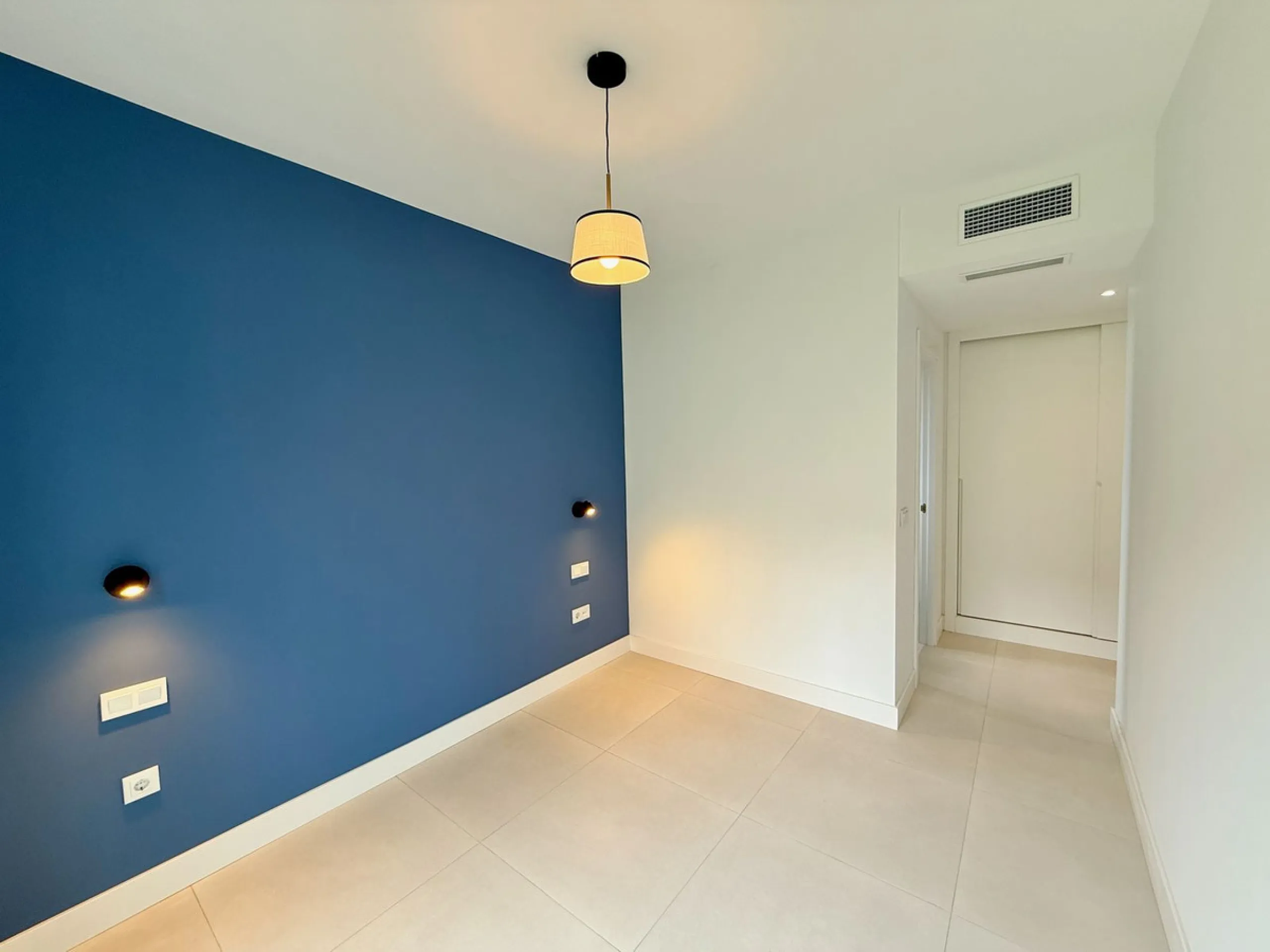 Just completed before Christmas, this brand-new corner ground-floor apartment offers a perfect blend of modern comfort and outdoor living in the heart of the Costa del Sol.