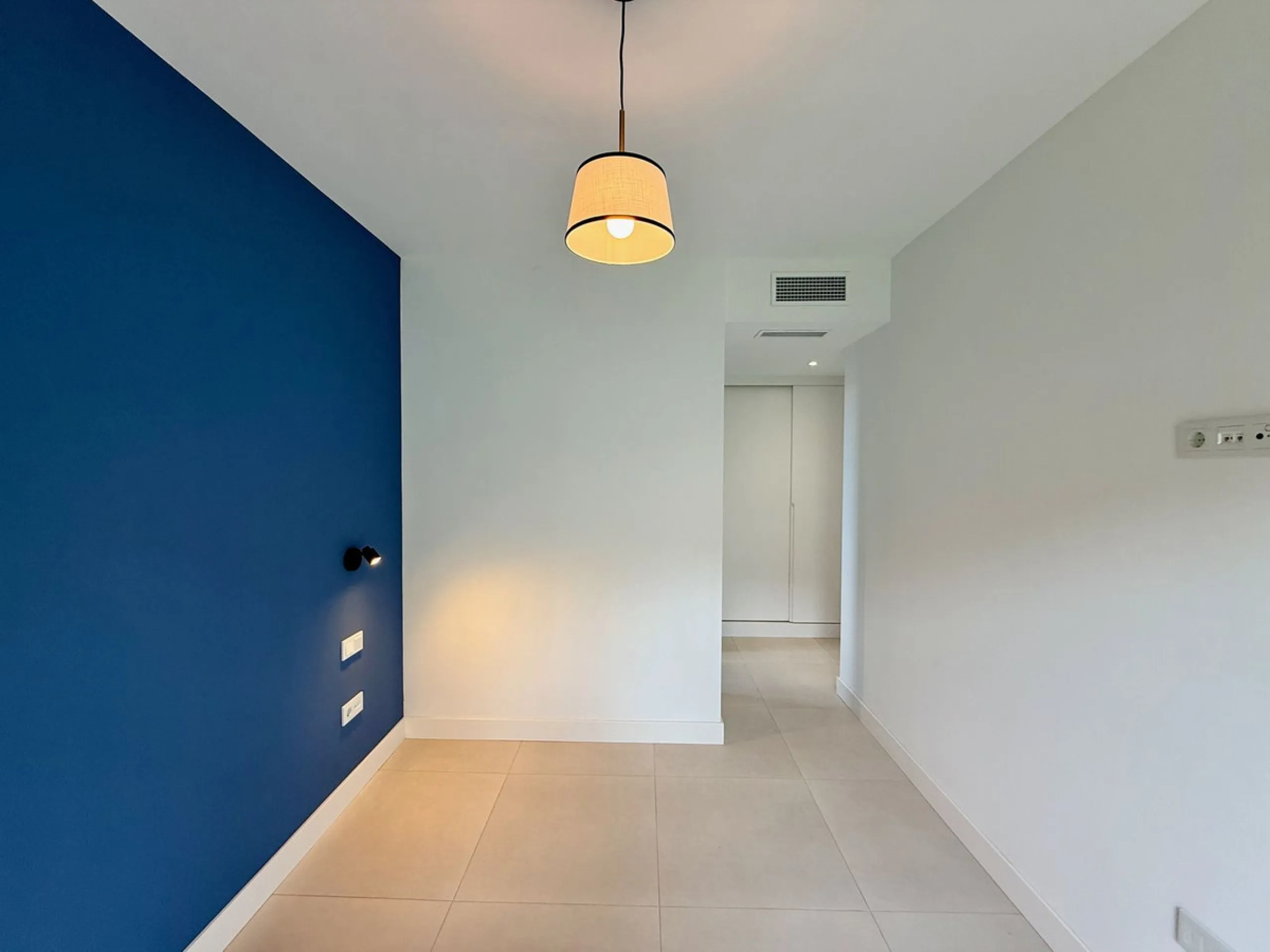 Just completed before Christmas, this brand-new corner ground-floor apartment offers a perfect blend of modern comfort and outdoor living in the heart of the Costa del Sol.