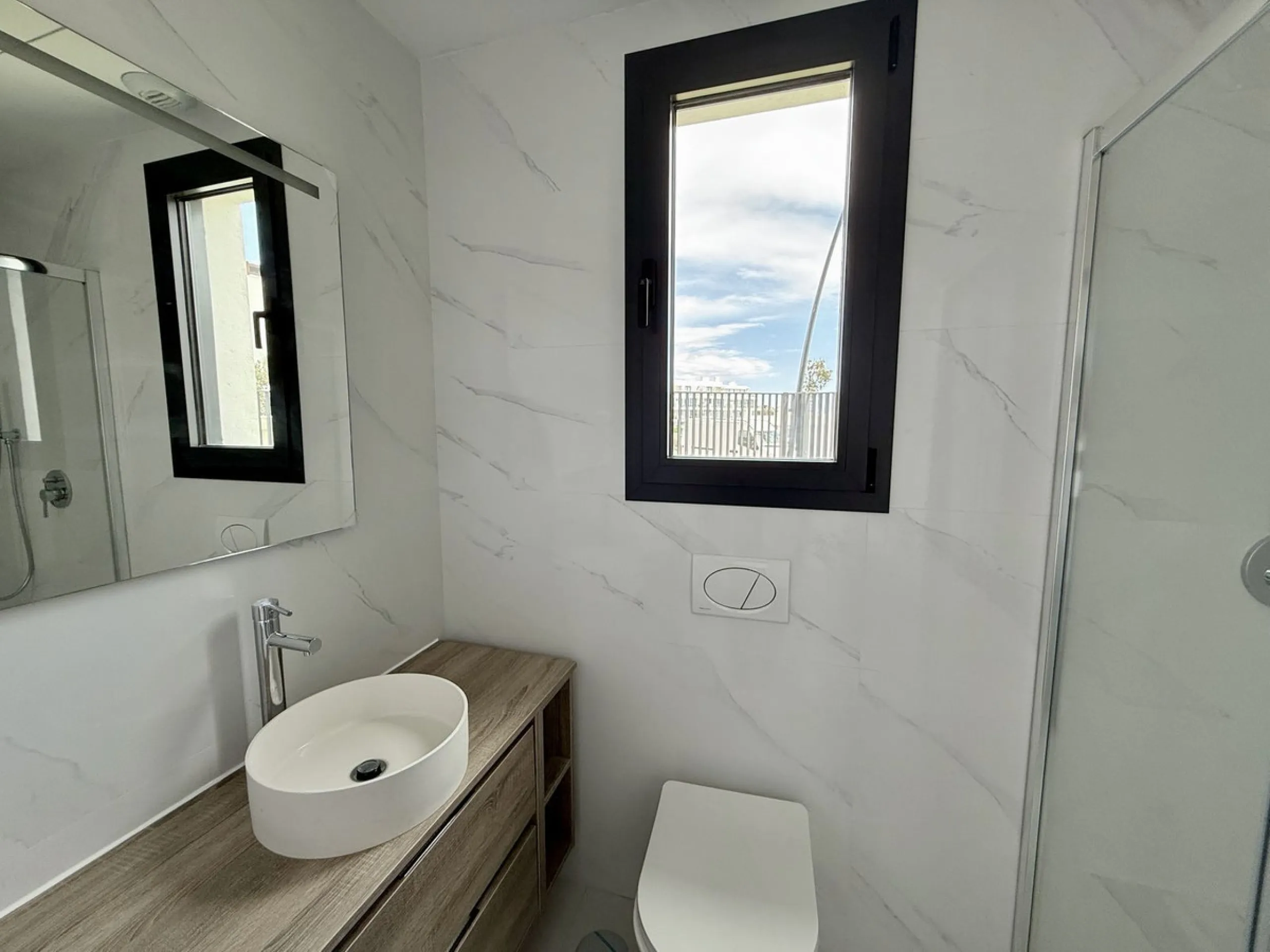 Just completed before Christmas, this brand-new corner ground-floor apartment offers a perfect blend of modern comfort and outdoor living in the heart of the Costa del Sol.