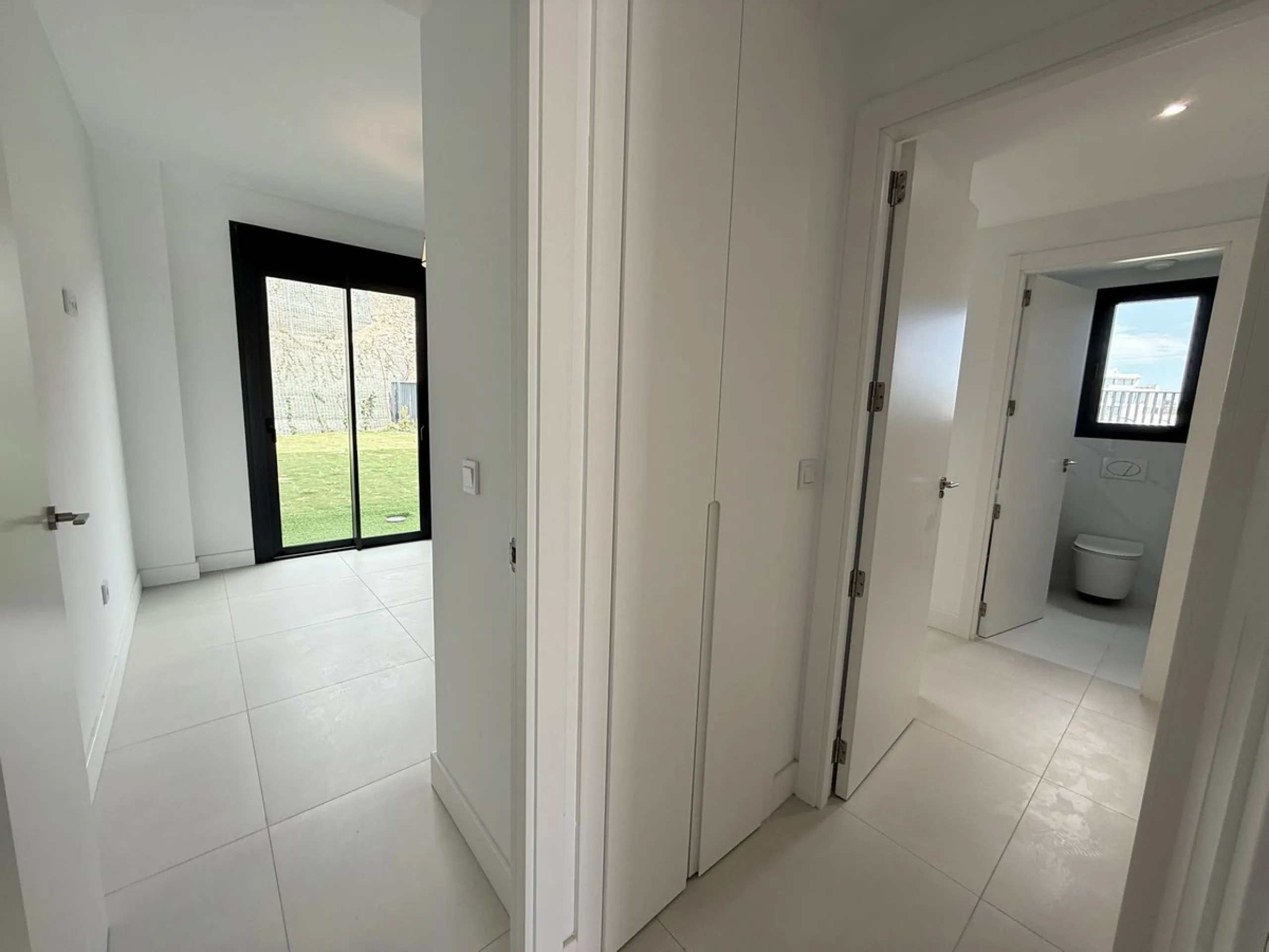 Just completed before Christmas, this brand-new corner ground-floor apartment offers a perfect blend of modern comfort and outdoor living in the heart of the Costa del Sol.