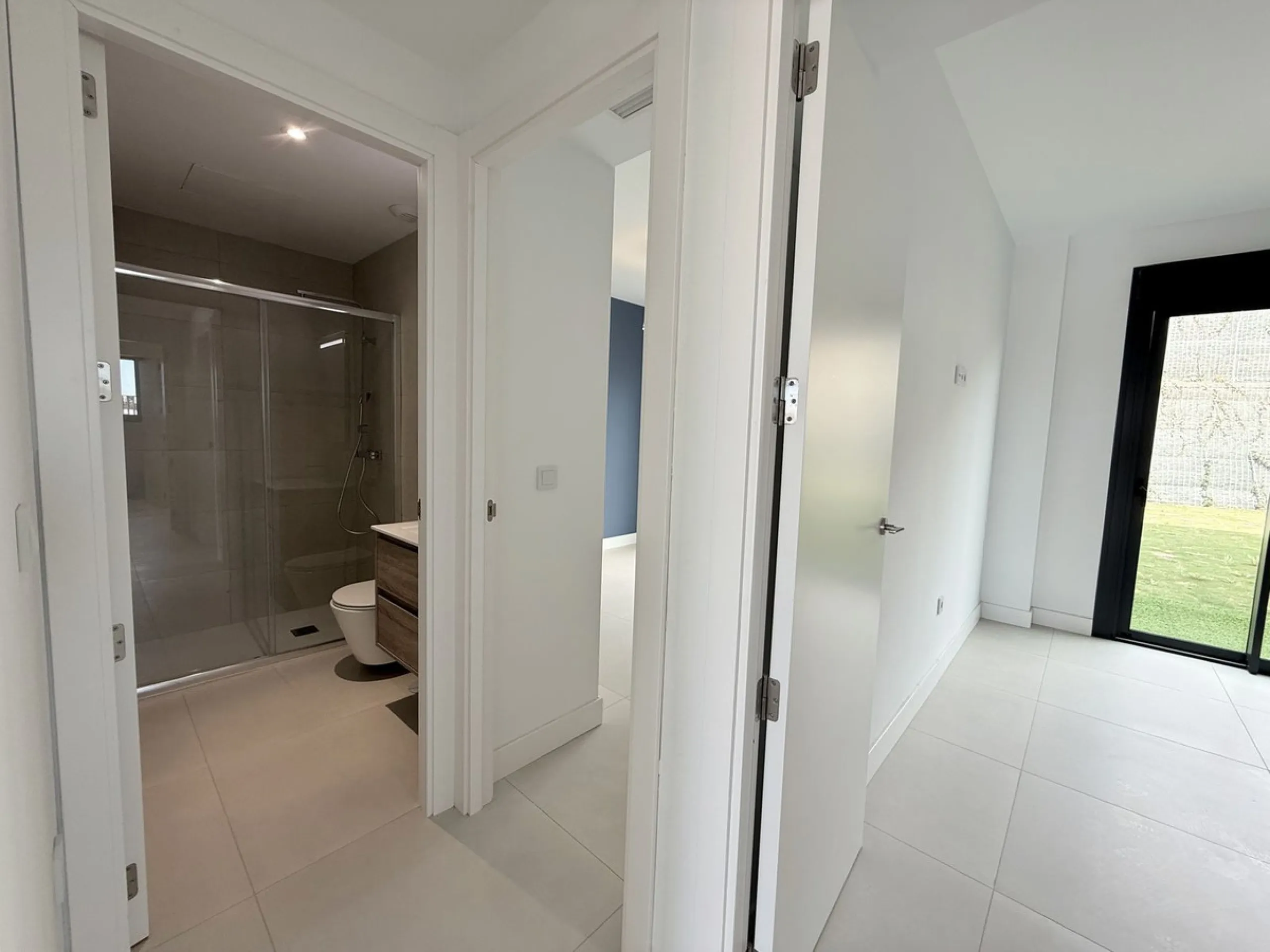 Just completed before Christmas, this brand-new corner ground-floor apartment offers a perfect blend of modern comfort and outdoor living in the heart of the Costa del Sol.