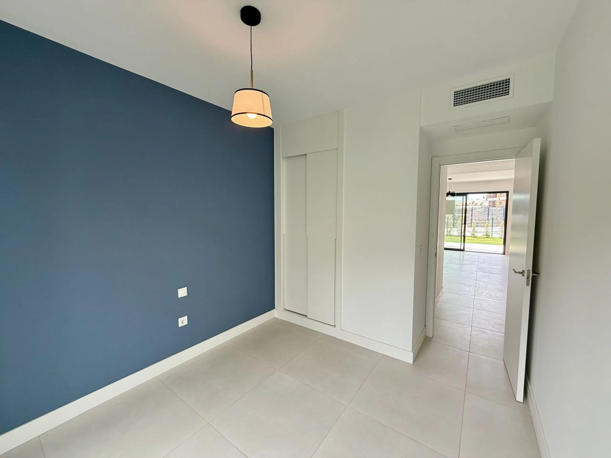 Just completed before Christmas, this brand-new corner ground-floor apartment offers a perfect blend of modern comfort and outdoor living in the heart of the Costa del Sol.
