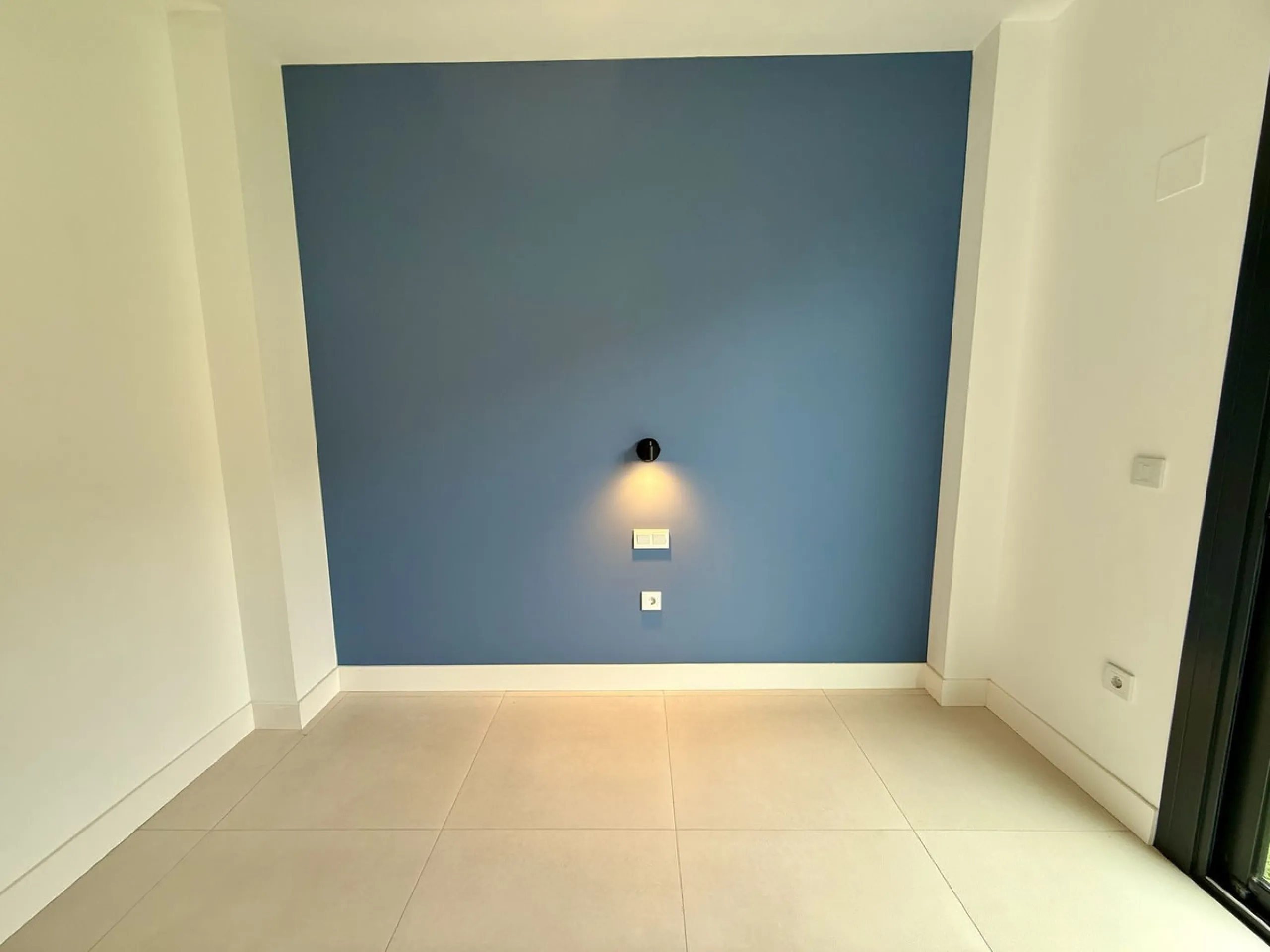 Just completed before Christmas, this brand-new corner ground-floor apartment offers a perfect blend of modern comfort and outdoor living in the heart of the Costa del Sol.