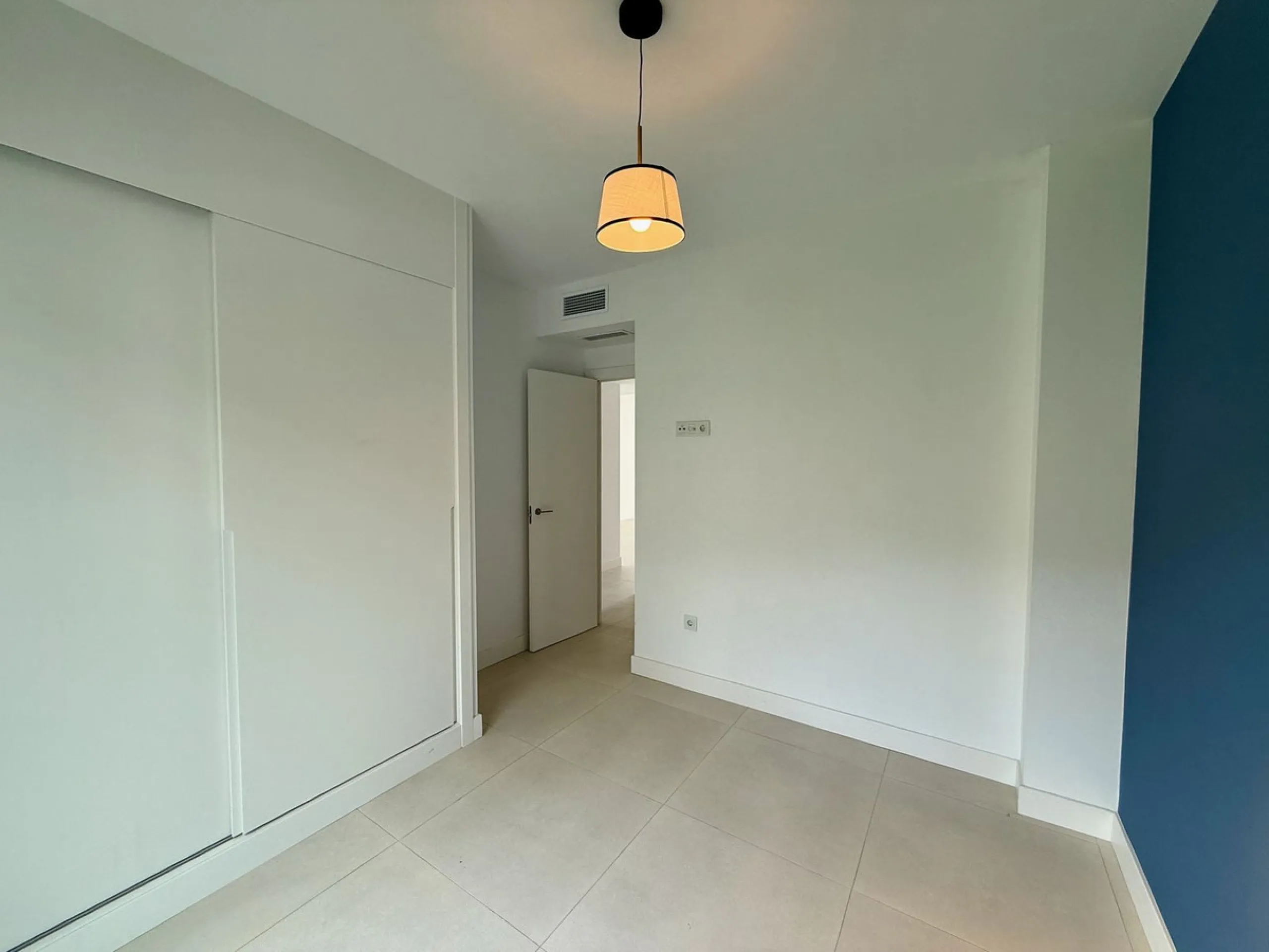 Just completed before Christmas, this brand-new corner ground-floor apartment offers a perfect blend of modern comfort and outdoor living in the heart of the Costa del Sol.