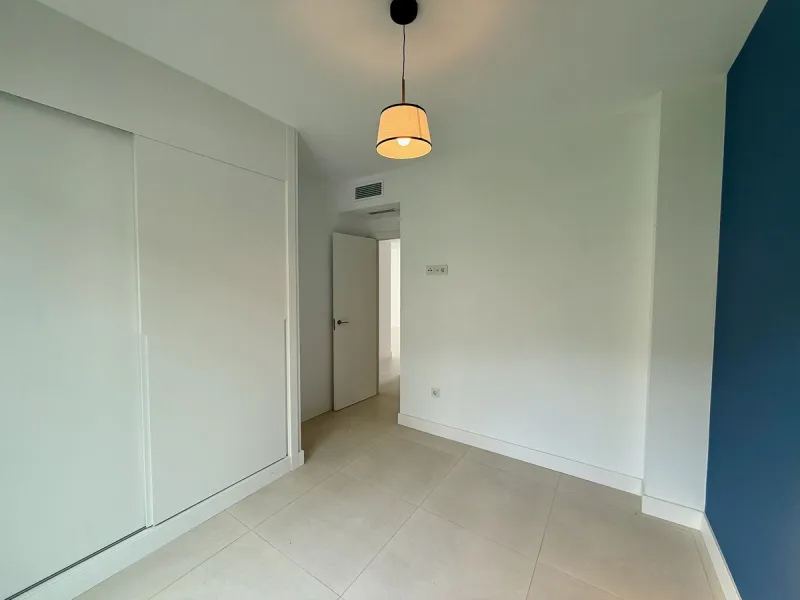 Just completed before Christmas, this brand-new corner ground-floor apartment offers a perfect blend of modern comfort and outdoor living in the heart of the Costa del Sol.