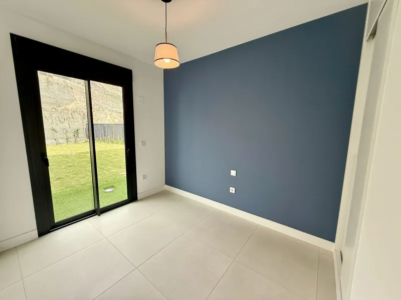 Just completed before Christmas, this brand-new corner ground-floor apartment offers a perfect blend of modern comfort and outdoor living in the heart of the Costa del Sol.