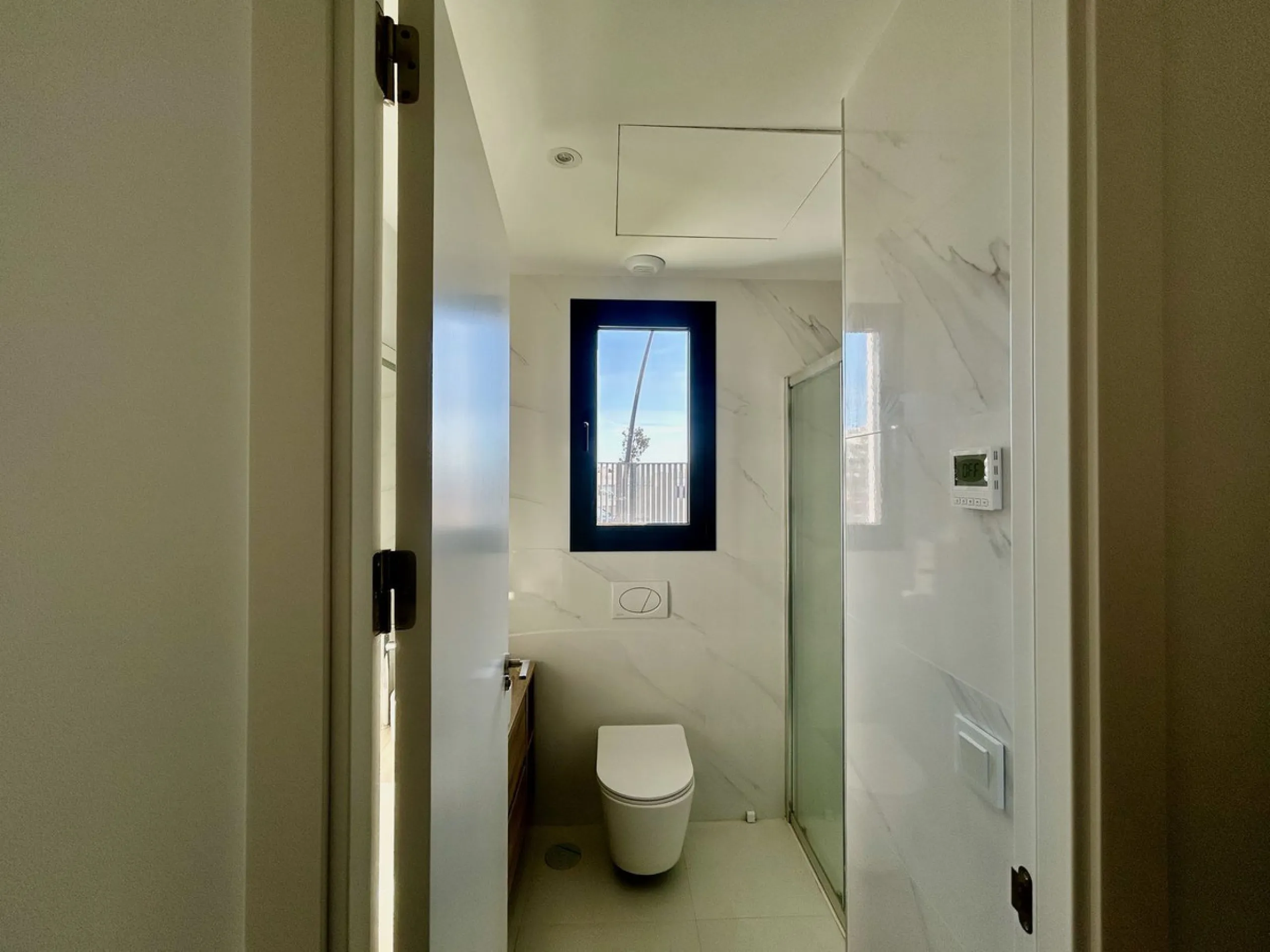 Just completed before Christmas, this brand-new corner ground-floor apartment offers a perfect blend of modern comfort and outdoor living in the heart of the Costa del Sol.