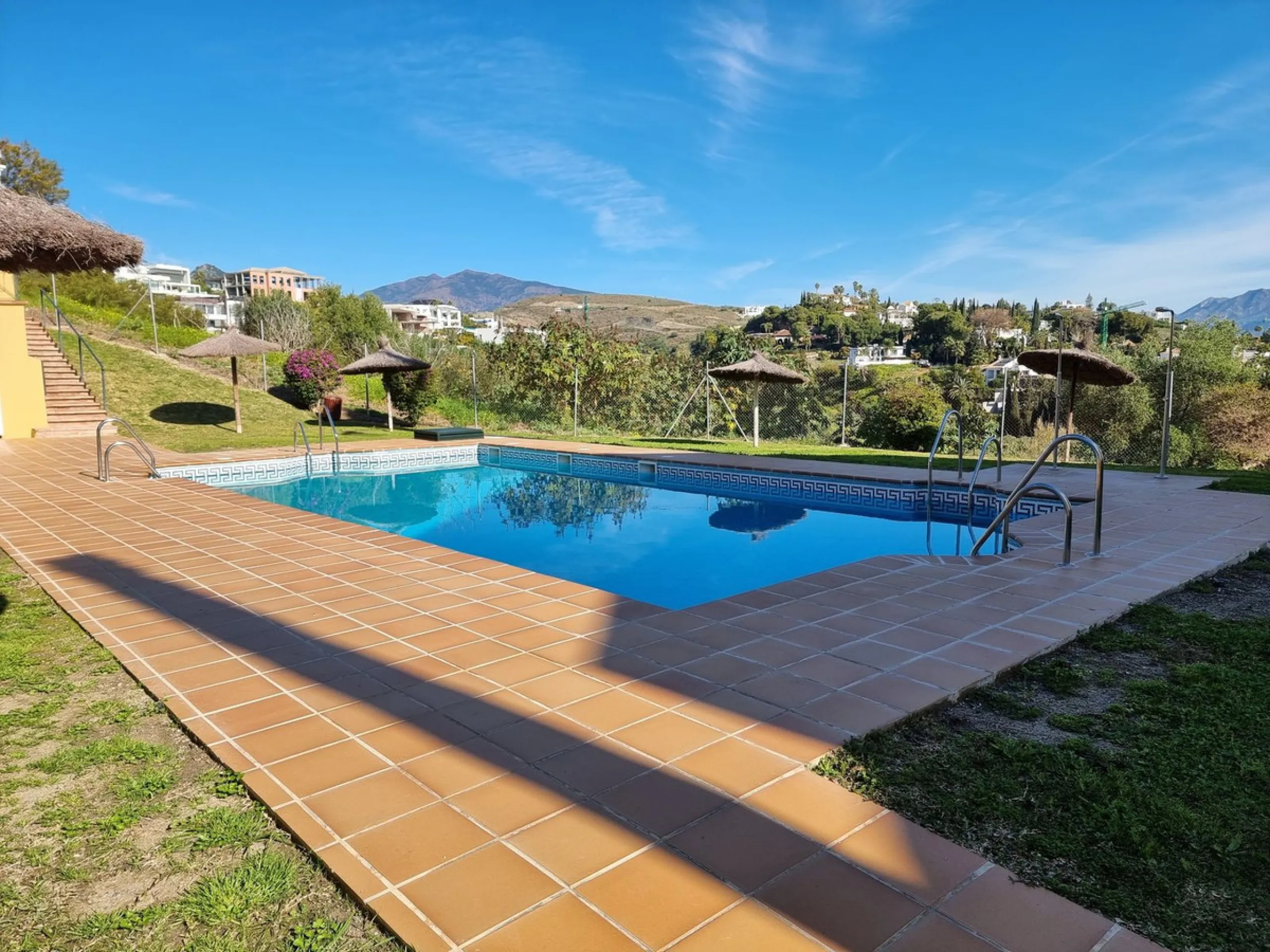 Apartment - Top Floor Apartment в продаже в Estepona, Málaga. В доме 3 спален и 3 ванных комнат. Площадь дома 132 м²