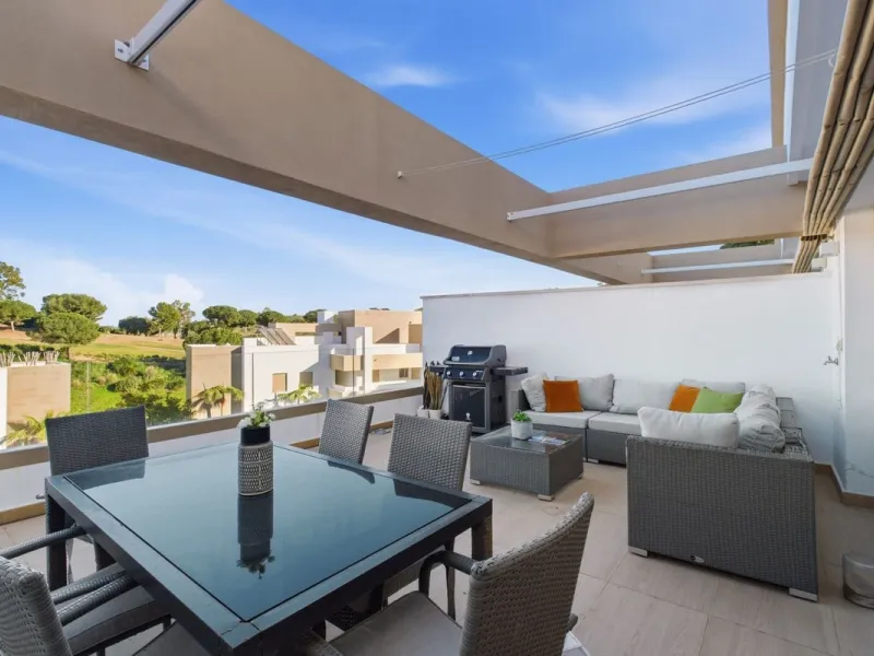 Dieses stilvolle Reihenhaus vereint Wohnraum, Natürlichkeit und modernes Design zu einem komfortablen Zuhause – ideal für den dauerhaften Wohnsitz oder als Ferienwohnung. Marmorböden und ein warmes, zeitgenössisches Ambiente zeichnen es aus
