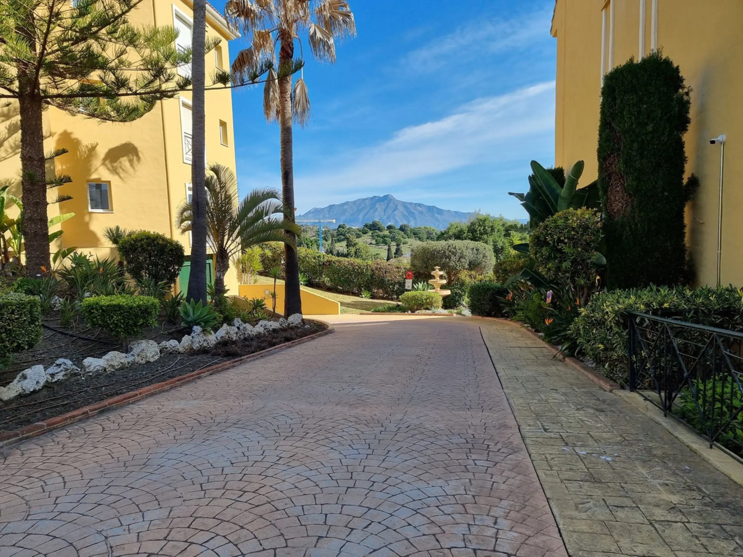 Apartment - Top Floor Apartment в продаже в Estepona, Málaga. В доме 3 спален и 3 ванных комнат. Площадь дома 132 м²