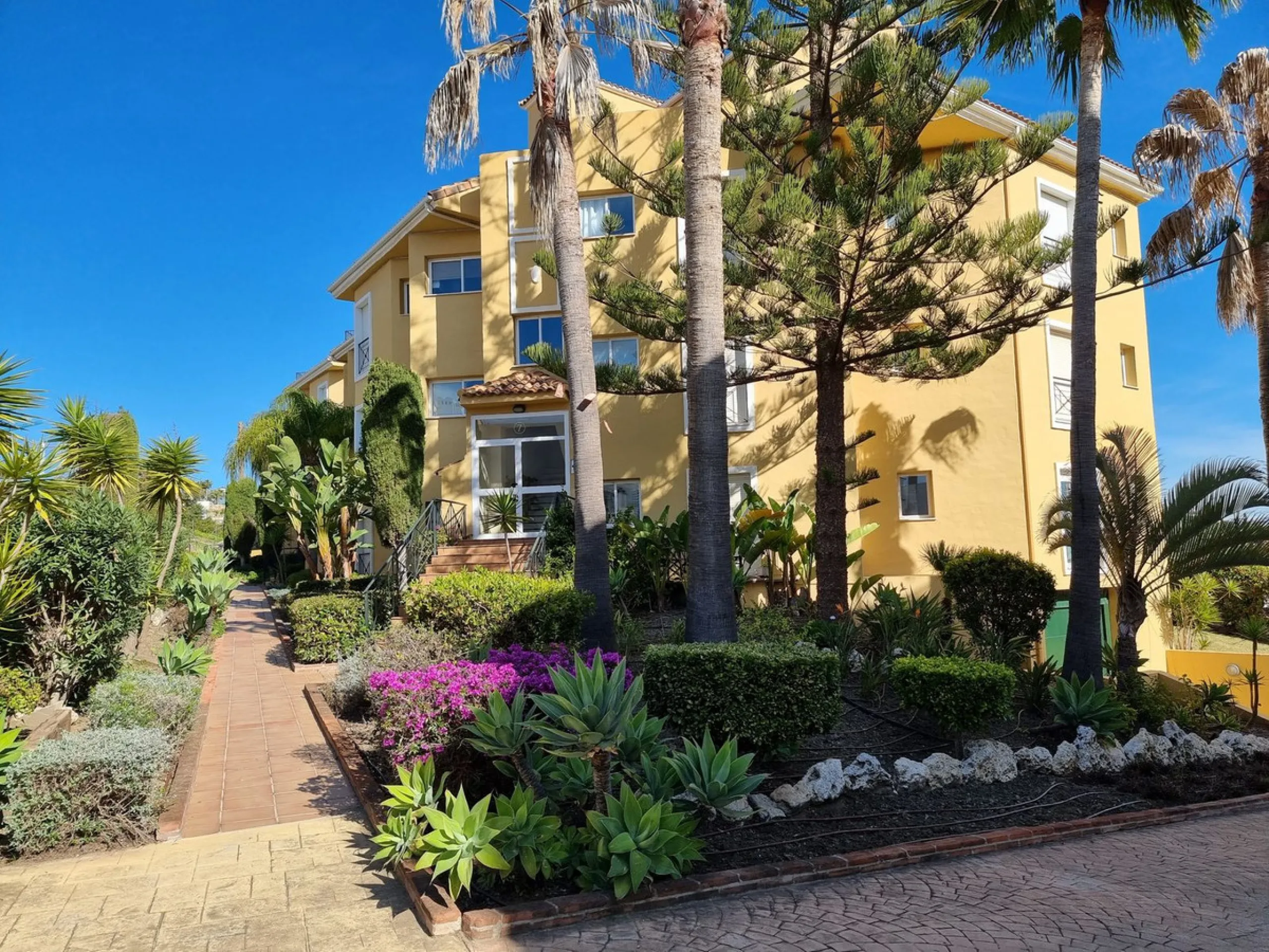 Apartment - Top Floor Apartment в продаже в Estepona, Málaga. В доме 3 спален и 3 ванных комнат. Площадь дома 132 м²
