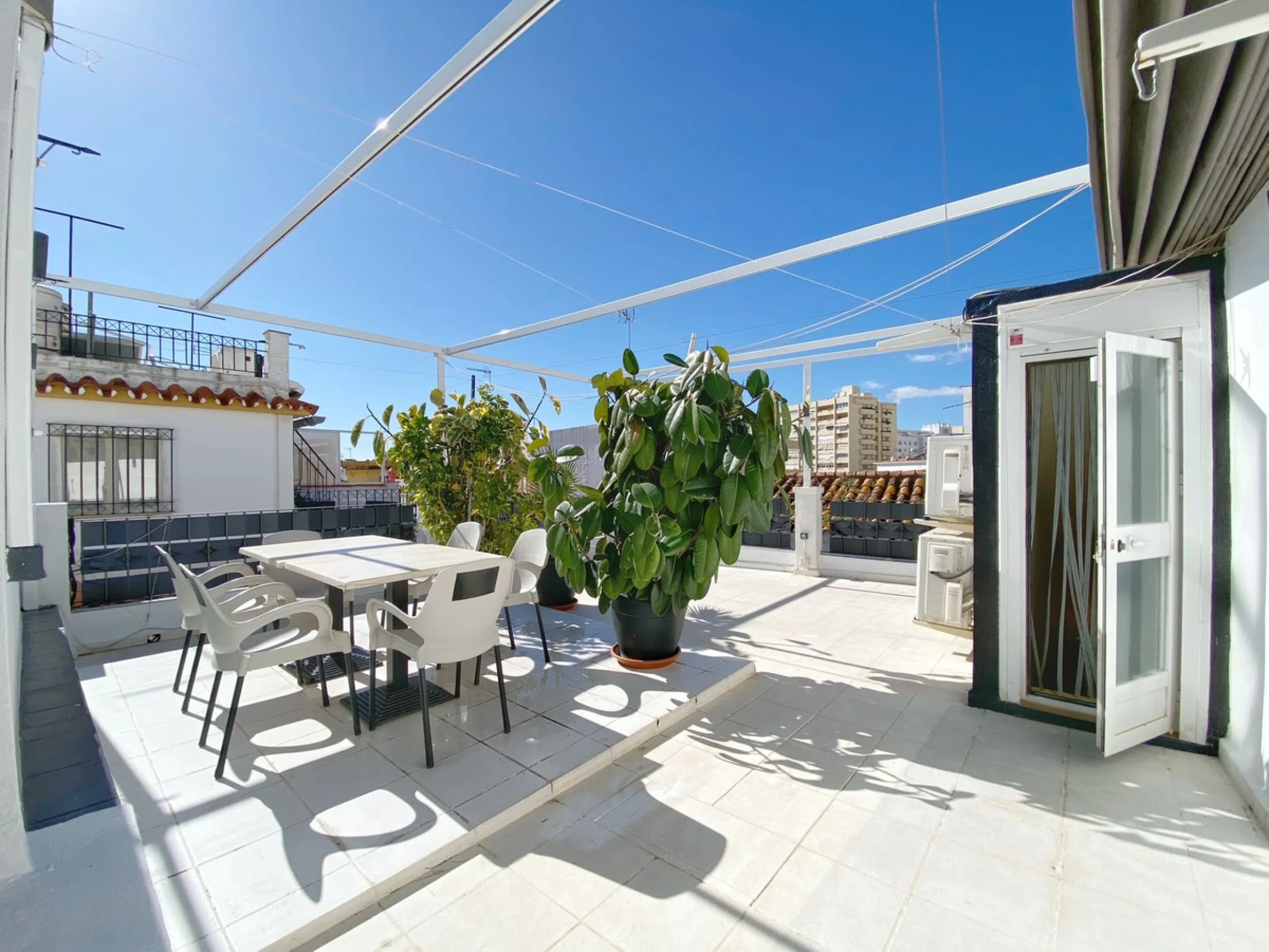 Building in the old town consisting of a house with a private terrace on the upper floor. And a nice restaurant on the ground floor, with a valid opening license. And use of the terrace for tables.