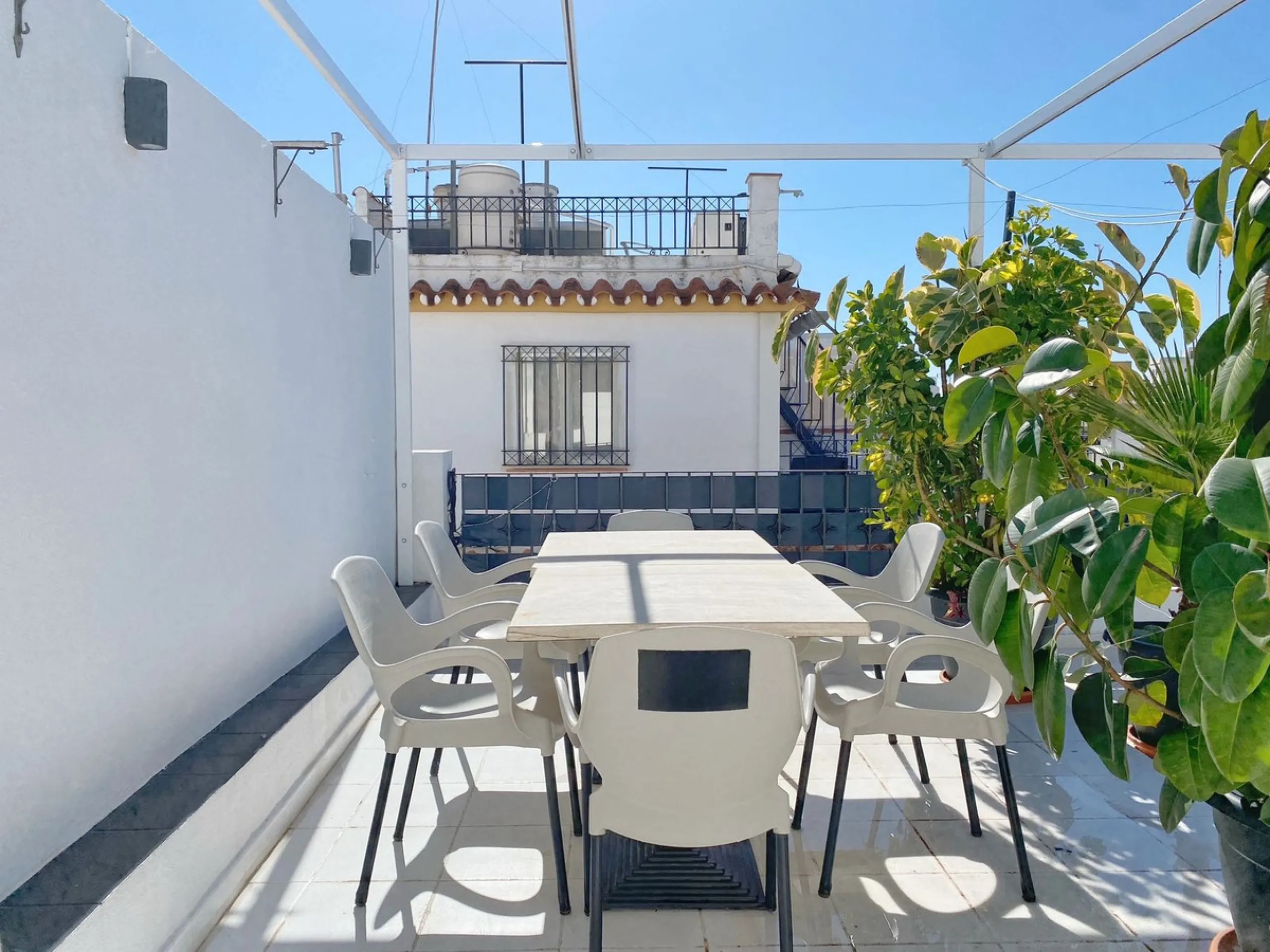 Building in the old town consisting of a house with a private terrace on the upper floor. And a nice restaurant on the ground floor, with a valid opening license. And use of the terrace for tables.