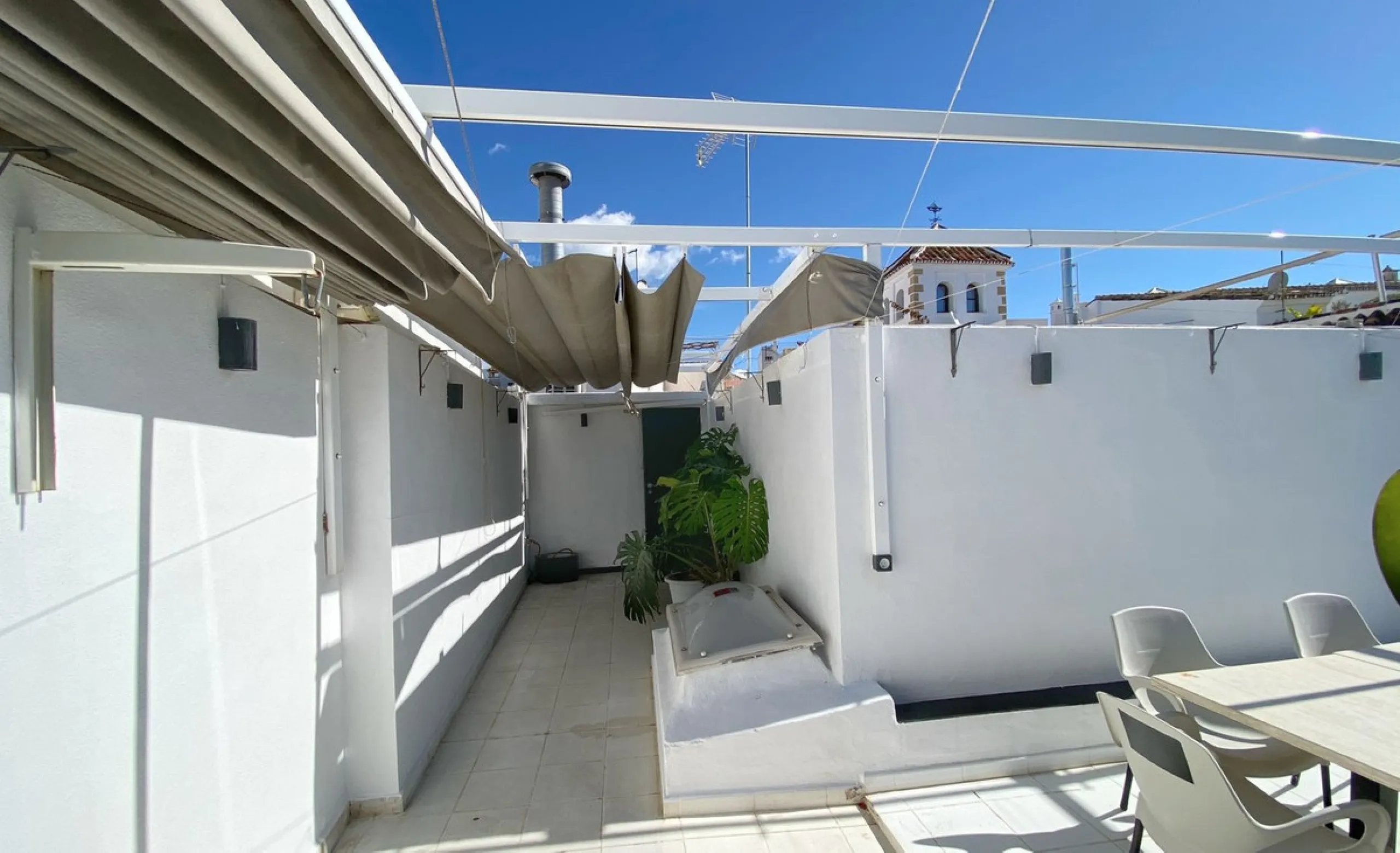 Building in the old town consisting of a house with a private terrace on the upper floor. And a nice restaurant on the ground floor, with a valid opening license. And use of the terrace for tables.