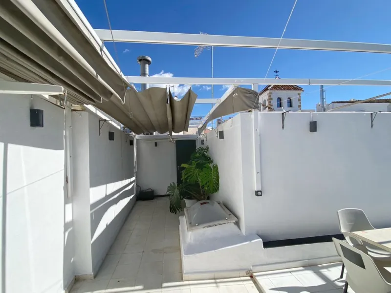Building in the old town consisting of a house with a private terrace on the upper floor. And a nice restaurant on the ground floor, with a valid opening license. And use of the terrace for tables.