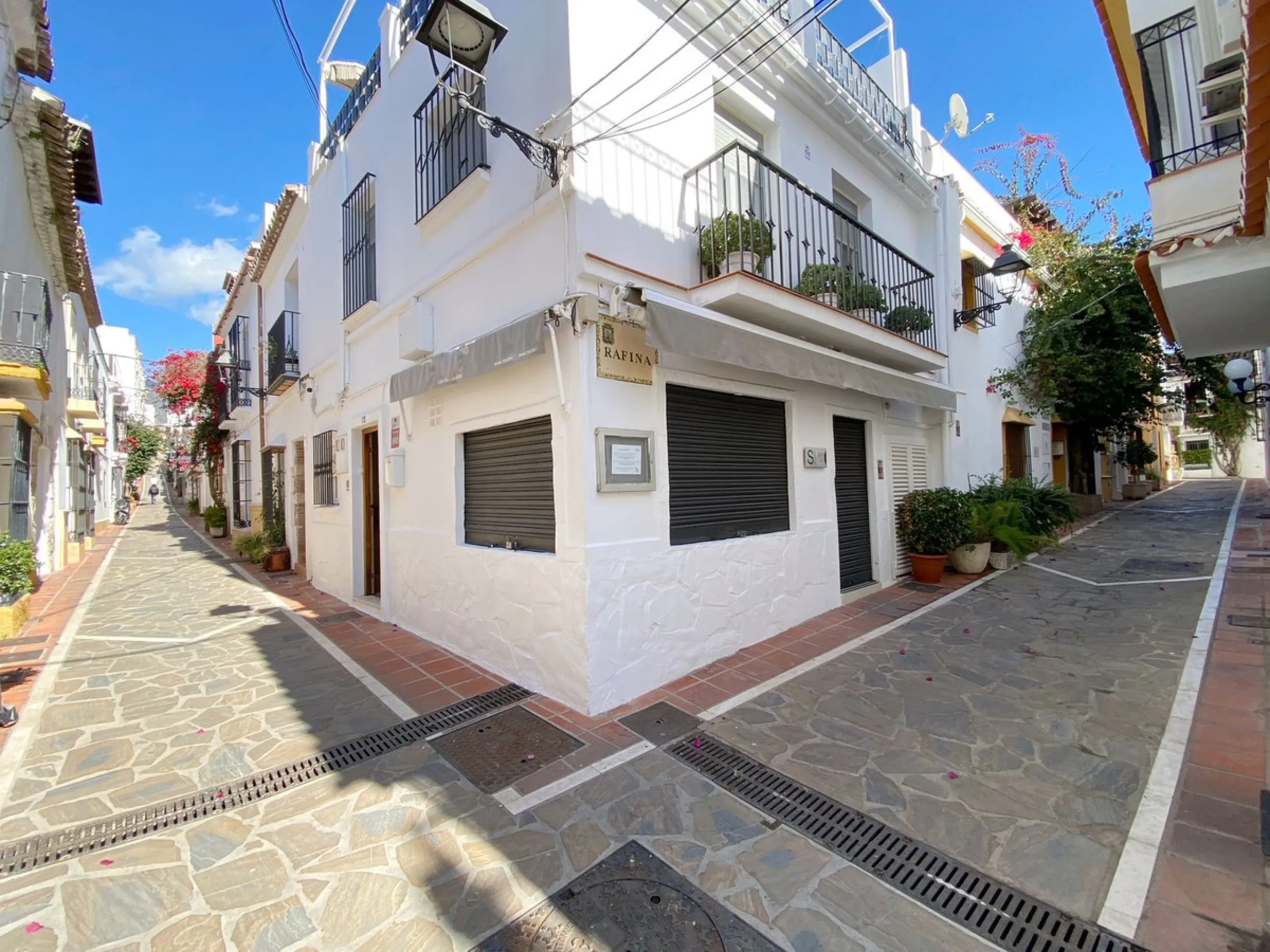 Building in the old town consisting of a house with a private terrace on the upper floor. And a nice restaurant on the ground floor, with a valid opening license. And use of the terrace for tables.