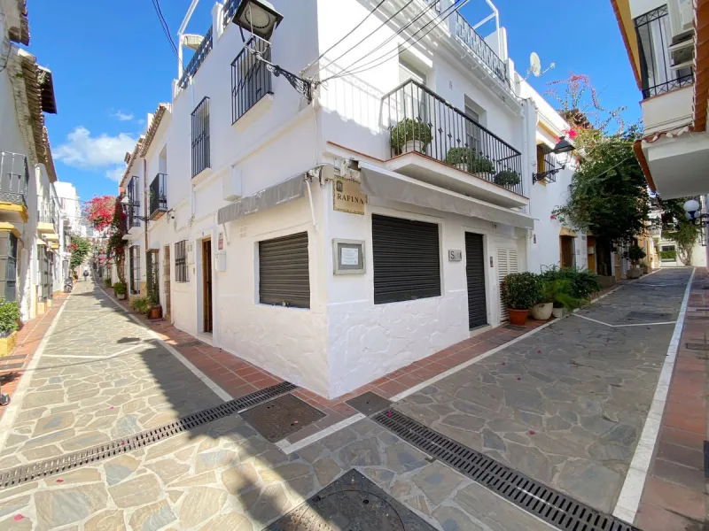 Building in the old town consisting of a house with a private terrace on the upper floor. And a nice restaurant on the ground floor, with a valid opening license. And use of the terrace for tables.