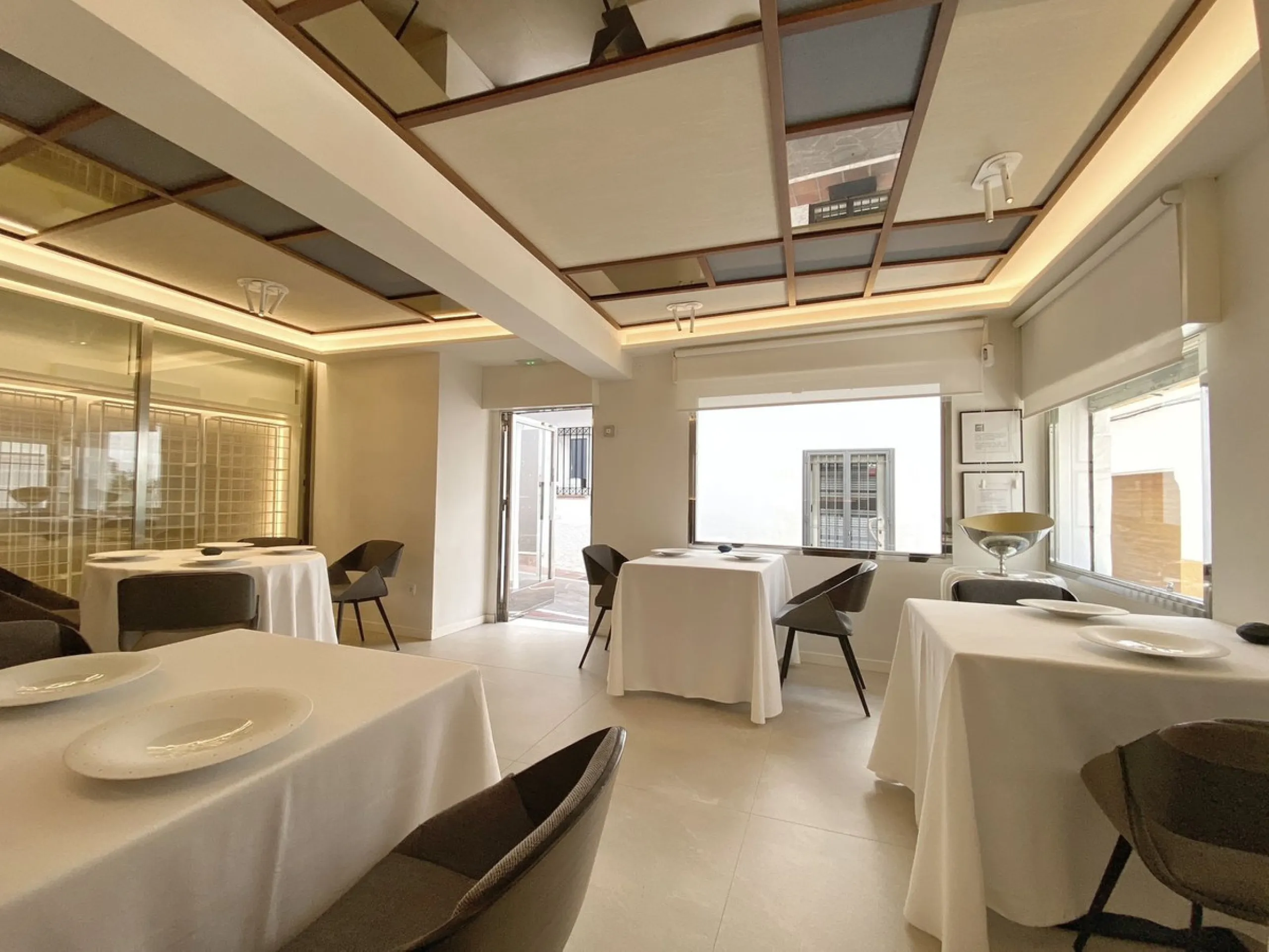 Building in the old town consisting of a house with a private terrace on the upper floor. And a nice restaurant on the ground floor, with a valid opening license. And use of the terrace for tables.