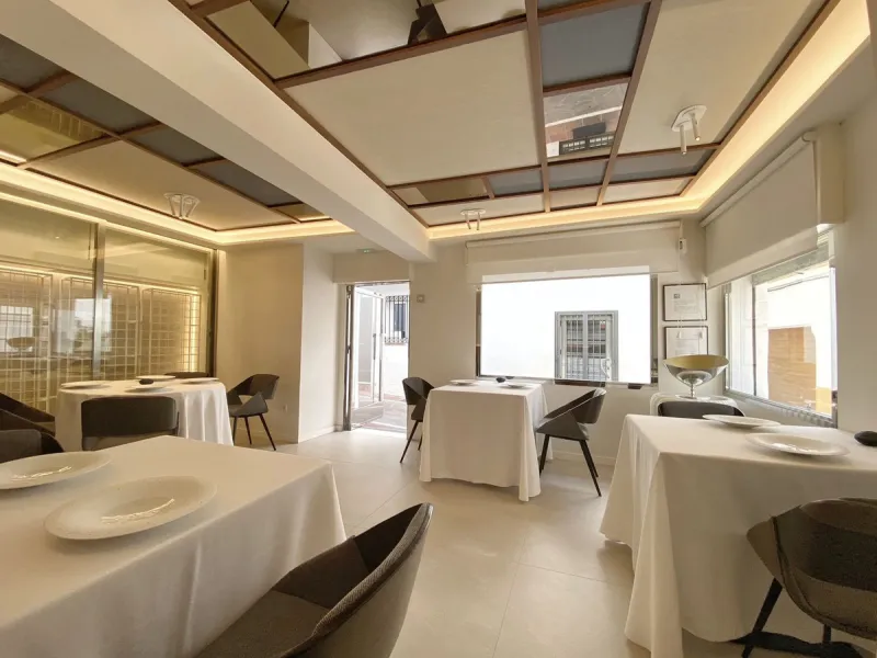 Building in the old town consisting of a house with a private terrace on the upper floor. And a nice restaurant on the ground floor, with a valid opening license. And use of the terrace for tables.