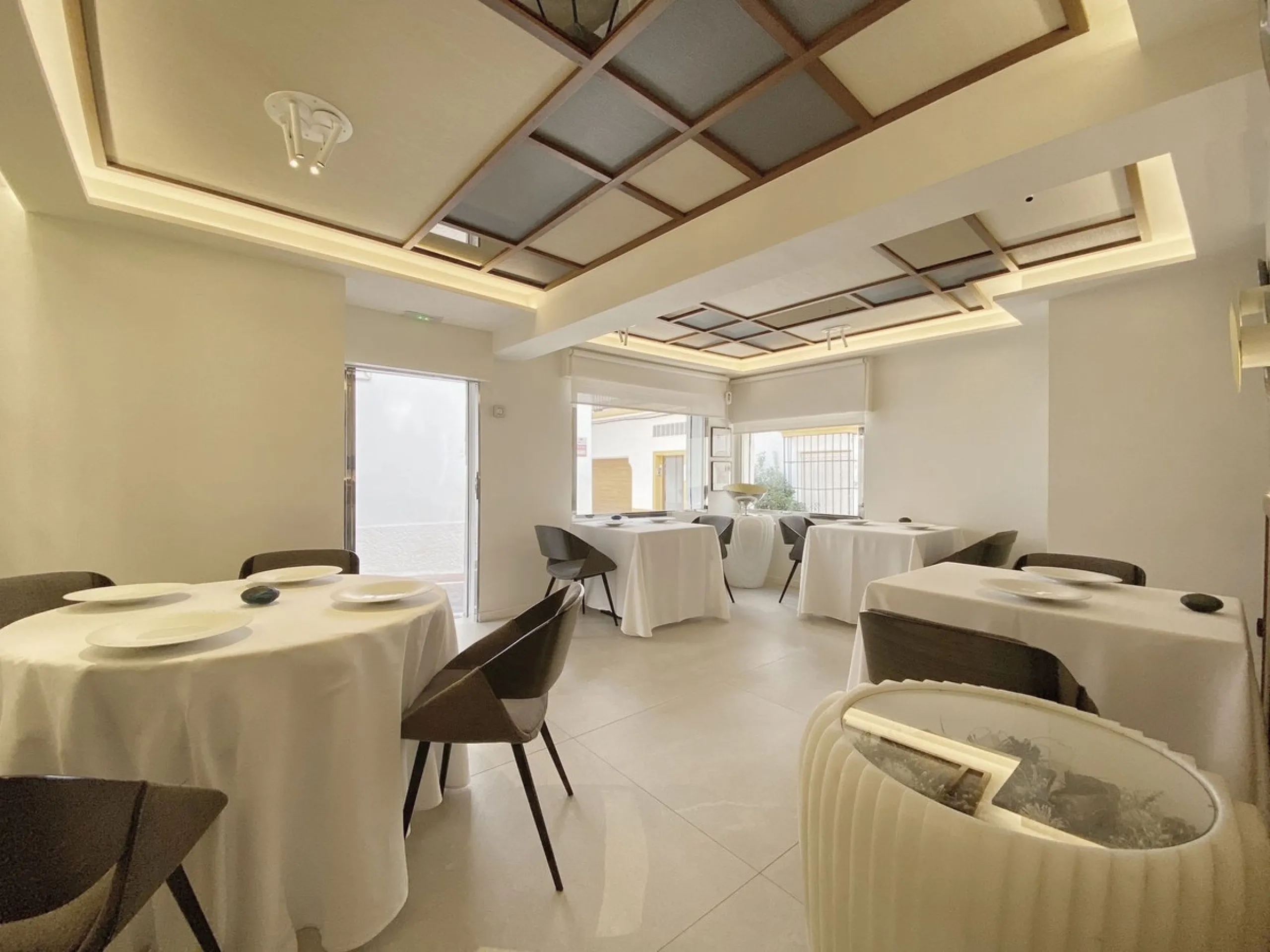 Building in the old town consisting of a house with a private terrace on the upper floor. And a nice restaurant on the ground floor, with a valid opening license. And use of the terrace for tables.